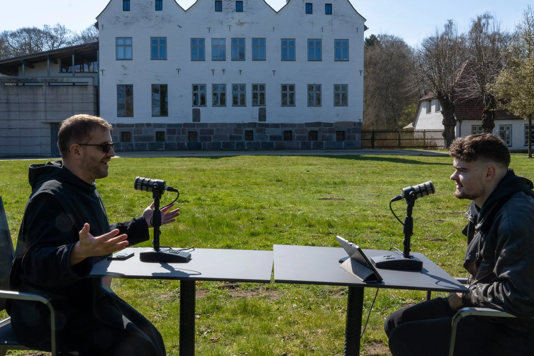 Podcastaufnahme im Freien vor einem Schloss mit mobilem Setup