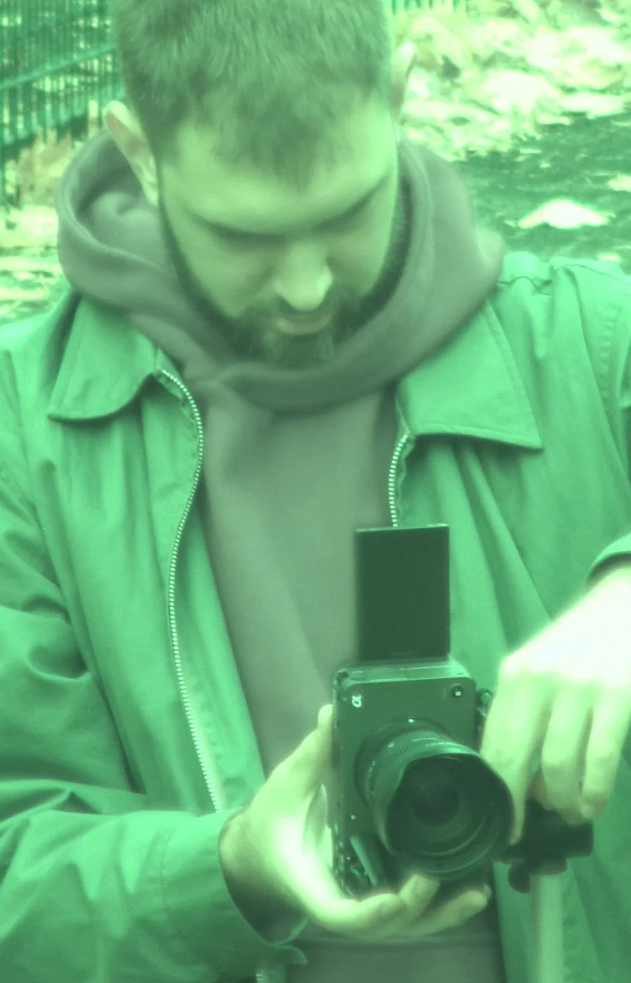 Person, die eine Kamera hält, Nahaufnahme. Grüne Farbfilter.