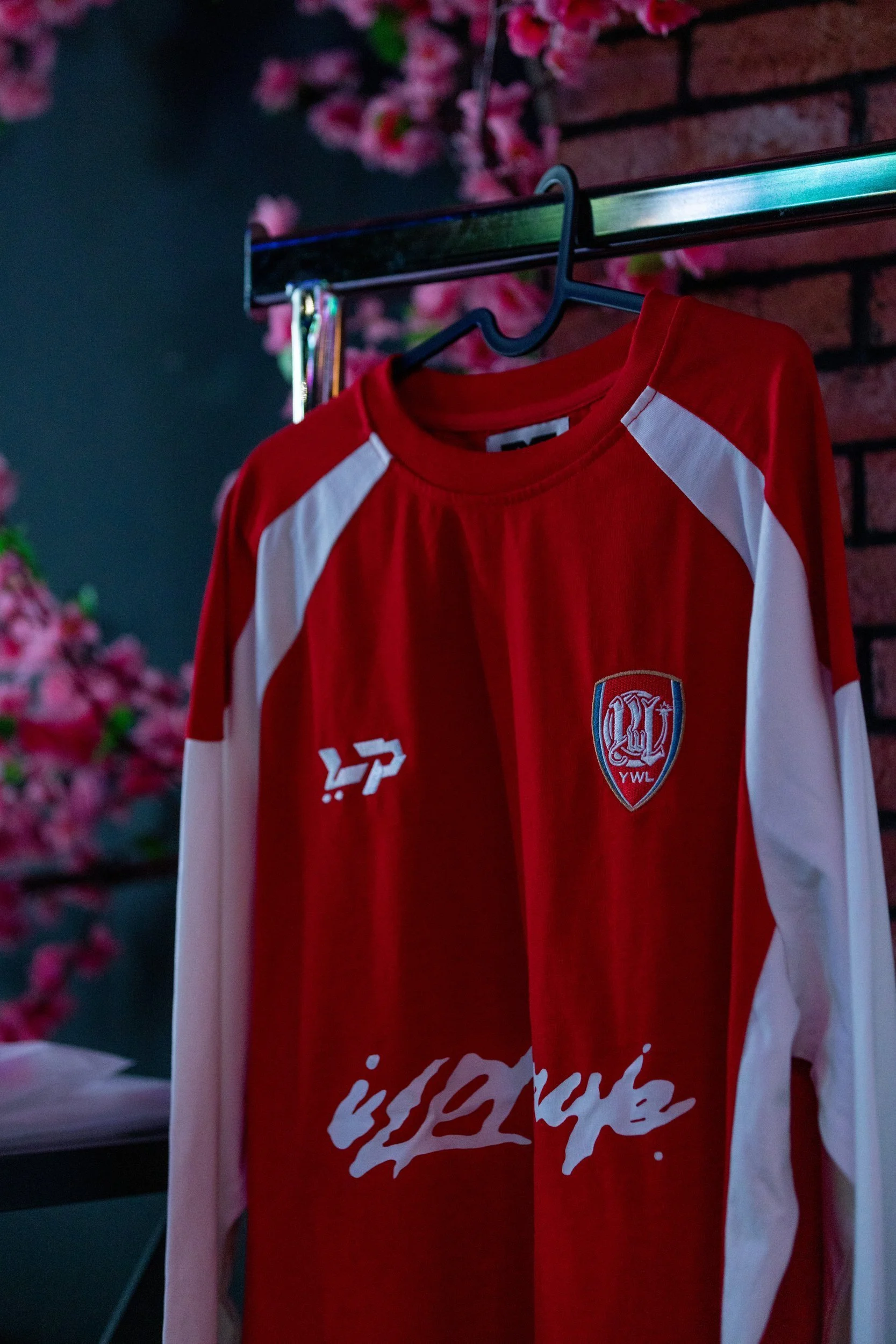 Rotes YWL Trikot vor Kirschblüten bei der YWL Clubnacht in Berlin