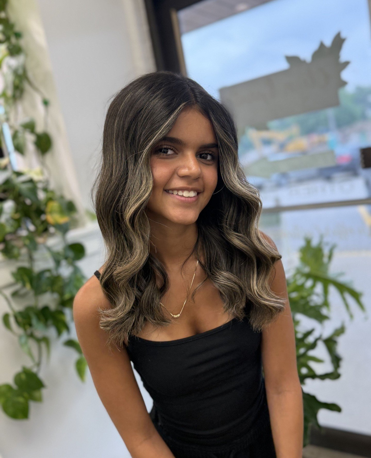 Lived in, low maintenance, and completely customized. That&rsquo;s how we do specialty color⁠
&rarr; Tap the link in bio to get started⁠
⁠
Hair by Gigi⁠
⁠
Color natural, de bajo mantenimiento y completamente personalizado. As&iacute; es como hacemos 