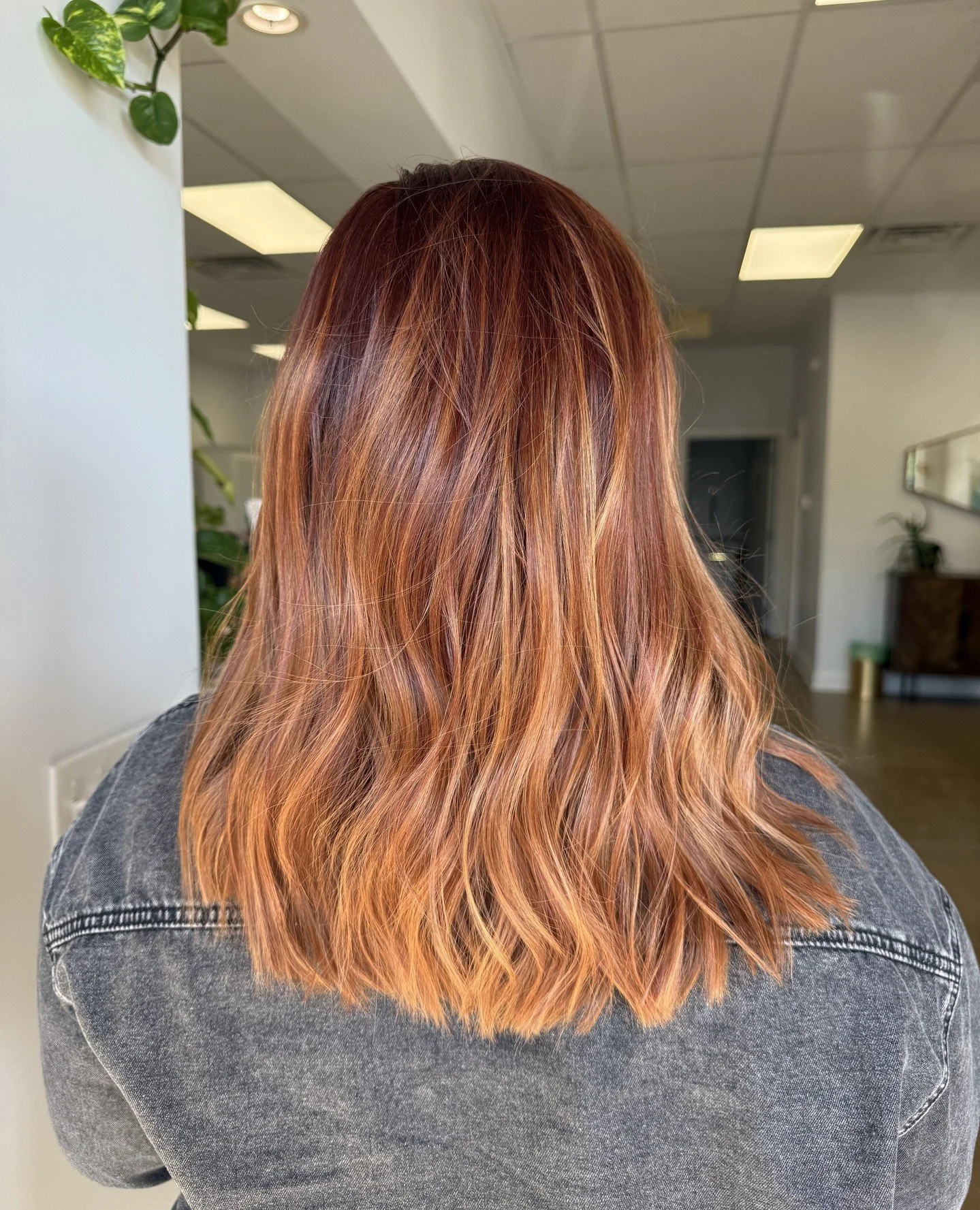 Dimensional red never goes unnoticed. Taylor blended rich tones with subtle brightness to create movement and shine that feels bold yet effortless.⁠
⁠
Red hair has its own personality, vibrant, reflective, and full of depth. With organic based hair c