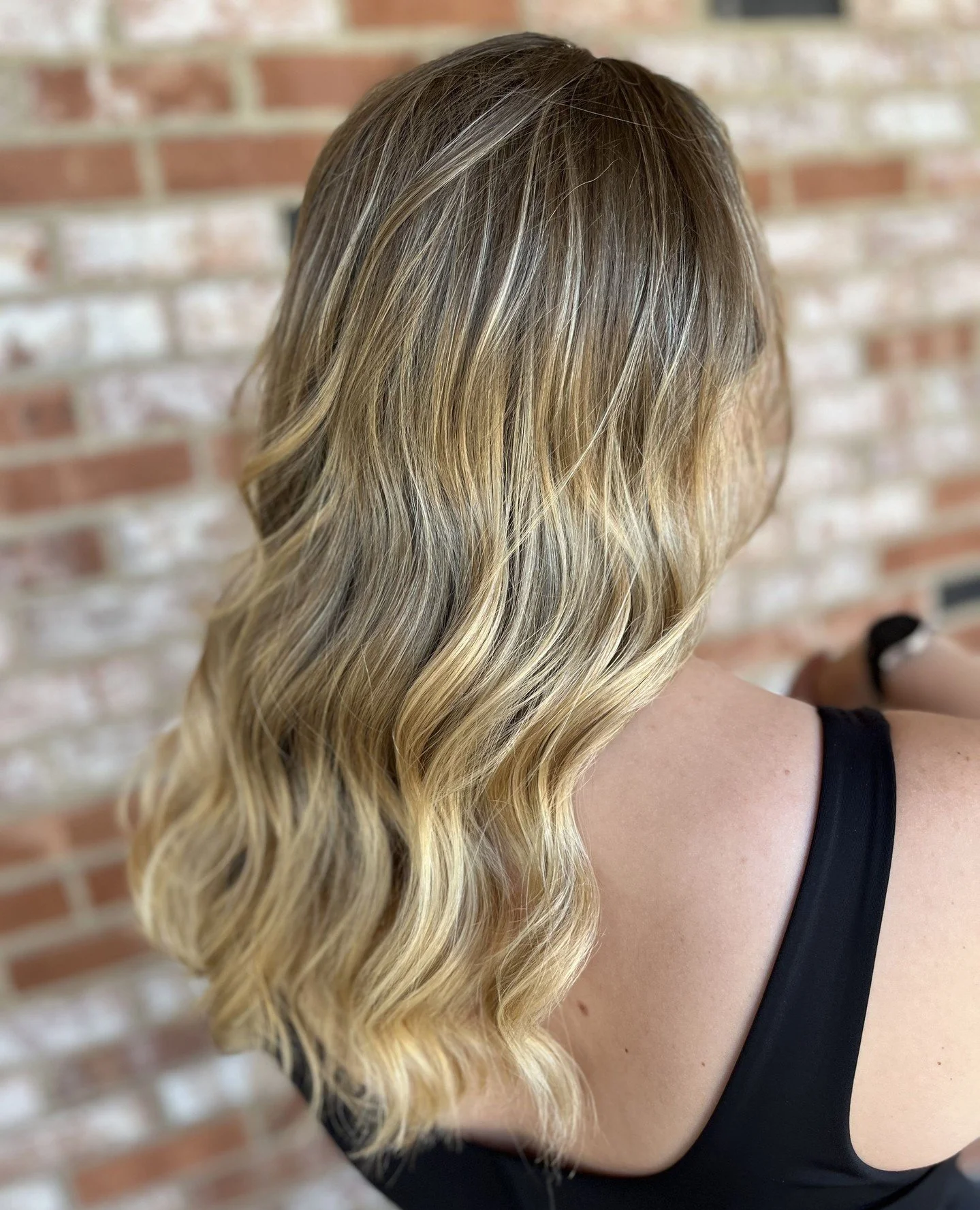 Bright, seamless, and full of light. Lisa created this blonde using organic based hair color for a tone that&rsquo;s radiant yet healthy for your hair.⁠
⁠
Her specialty is customizing brightness that flatters your skin tone and enhances your natural 