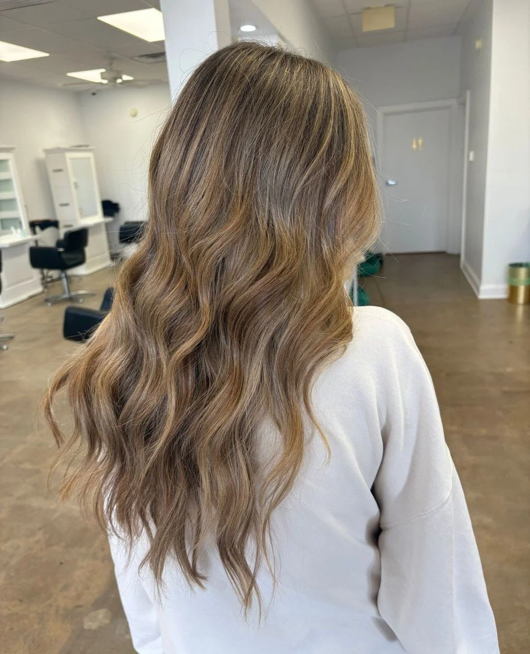 Blonde highlights with added fullness and length.⁠
Soft dimension. Seamless extensions.⁠
⁠
The kind of hair that just looks right.⁠
⁠
Hair | Carley ⁠
⁠
Clean Beauty Boutique | New Lenox, IL⁠
⁠
#allnutrient #allnutrientstylist #newlenox