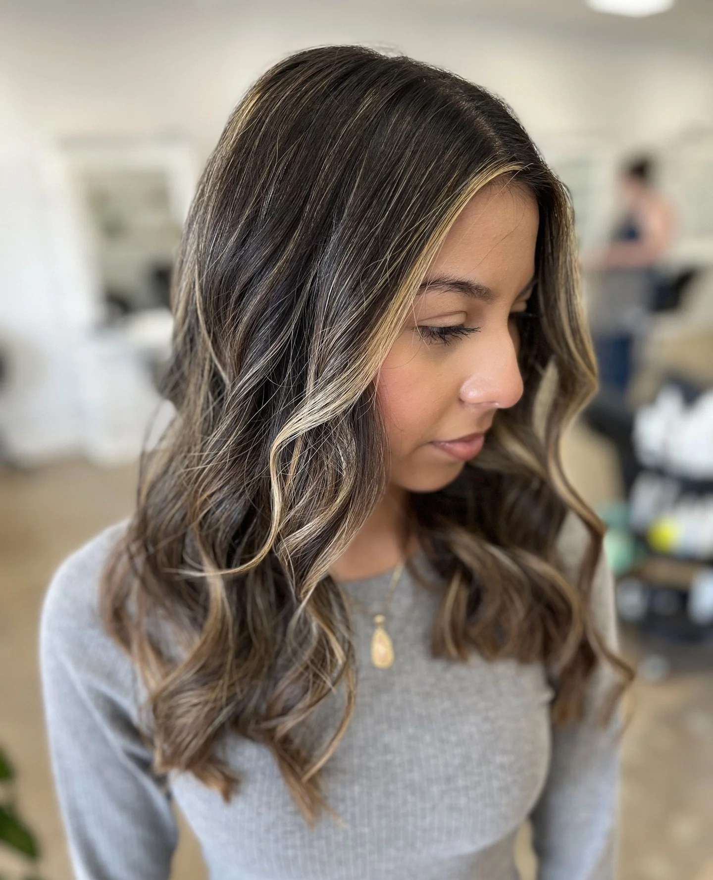 Dimensional color still looks intentional six weeks later.⁠
⁠
It is not about a few highlights.⁠
⁠
It is contrast that makes your hair look fuller.⁠
Movement that catches light.⁠
⁠
Depth that keeps it from falling flat.⁠
⁠
You do not need to go light