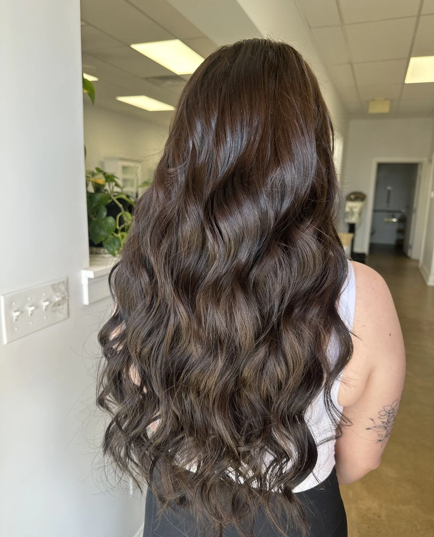 She didn&rsquo;t want &ldquo;long mermaid hair.&rdquo;⁠
⁠
She wanted her hair&hellip; just more of it.⁠
⁠
More fullness.⁠
More movement.⁠
More hair in the places it always felt a little thin.⁠
⁠
That&rsquo;s where extensions come in. When they&rsquo;
