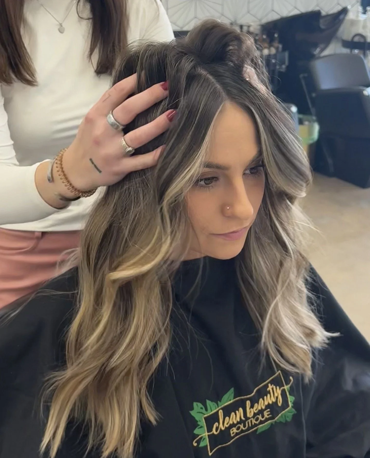 The best part of the appointment is this moment.⁠
⁠
When the color is finished.⁠
⁠
Your hair is styled.⁠
⁠
And you run your fingers through it for the first time.⁠
⁠
That little smile says everything.⁠
⁠
Clean Beauty Boutique | New Lenox, IL⁠
⁠
#newl