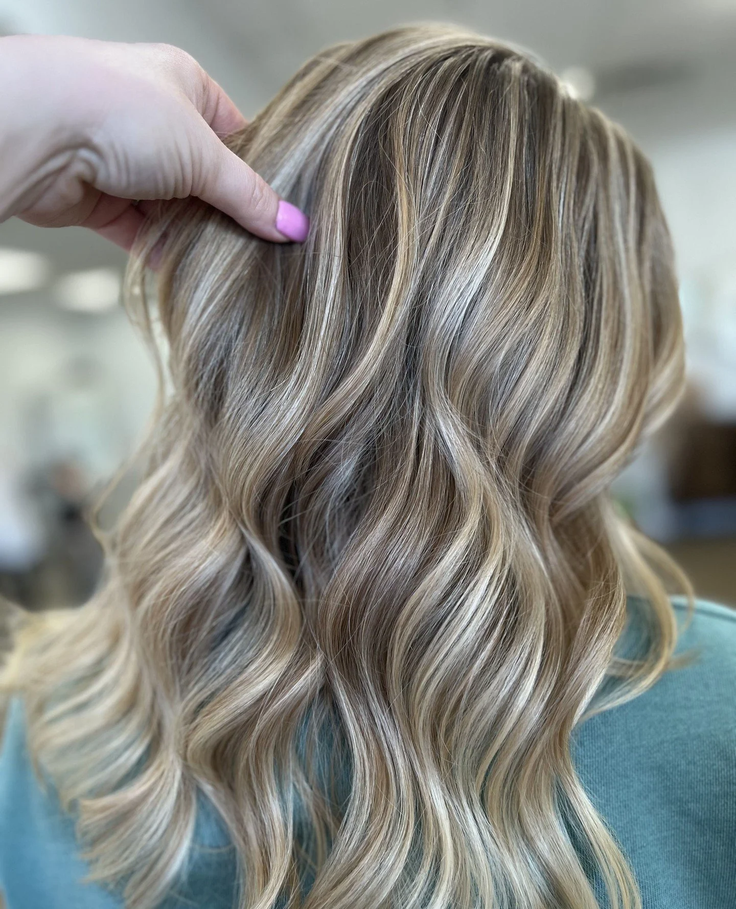 Why does some blonde look expensive&hellip; and some doesn&rsquo;t?⁠
⁠
&bull; Depth at the root⁠
&bull; Soft, blended transitions⁠
&bull; Shine that reflects, not fades⁠
⁠
It&rsquo;s not luck. It&rsquo;s formulation + placement.⁠
⁠
Hair | Lisa ⁠
⁠
Cl