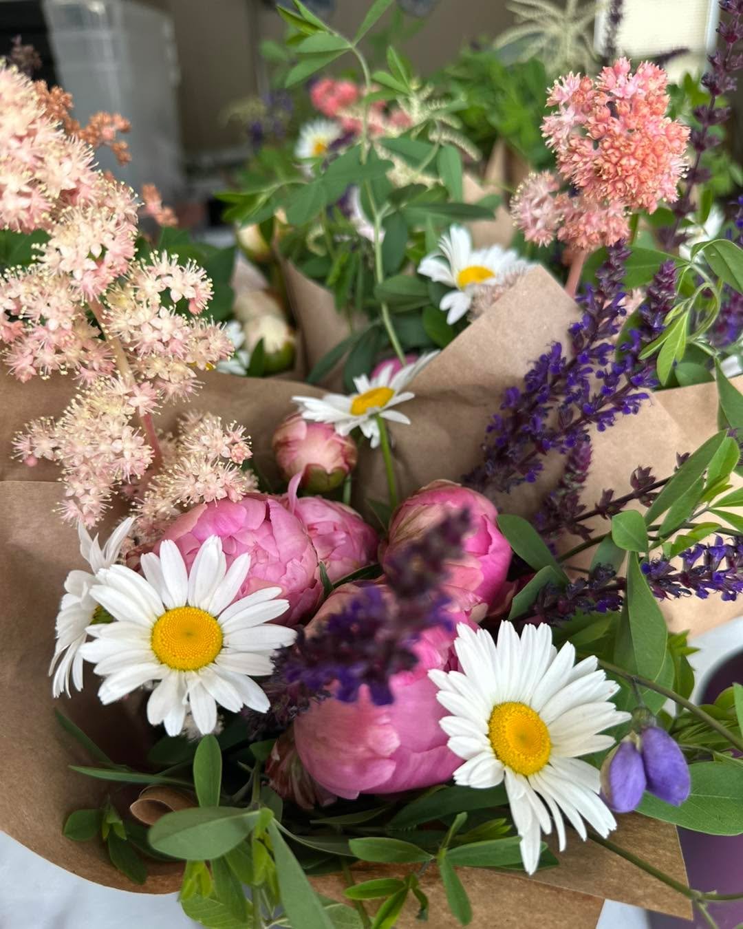 Fresh flowers just dropped at Good Deeds! 💐

We stocked them up this morning and they&rsquo;ll be there today and tomorrow only!

Grab a bouquet while you&rsquo;re getting your coffee &mdash; perfect for your kitchen table, a little pick-me-up, or j