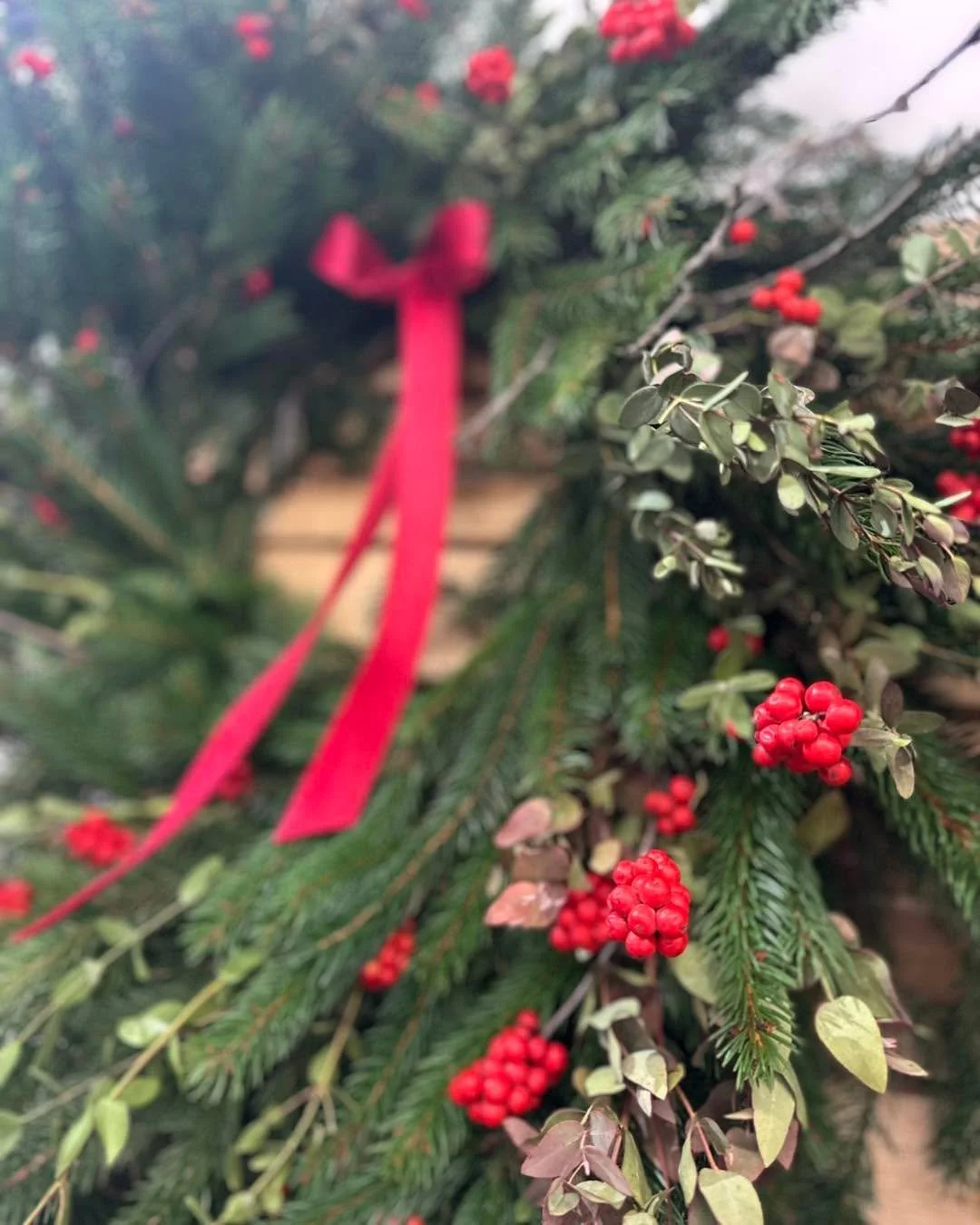 Come join the fun at Beeyond Treasures ! We&rsquo;re here until 1pm 🌲

✨ fresh large wreaths
✨ simmer pot jars
✨ dried flower ornaments