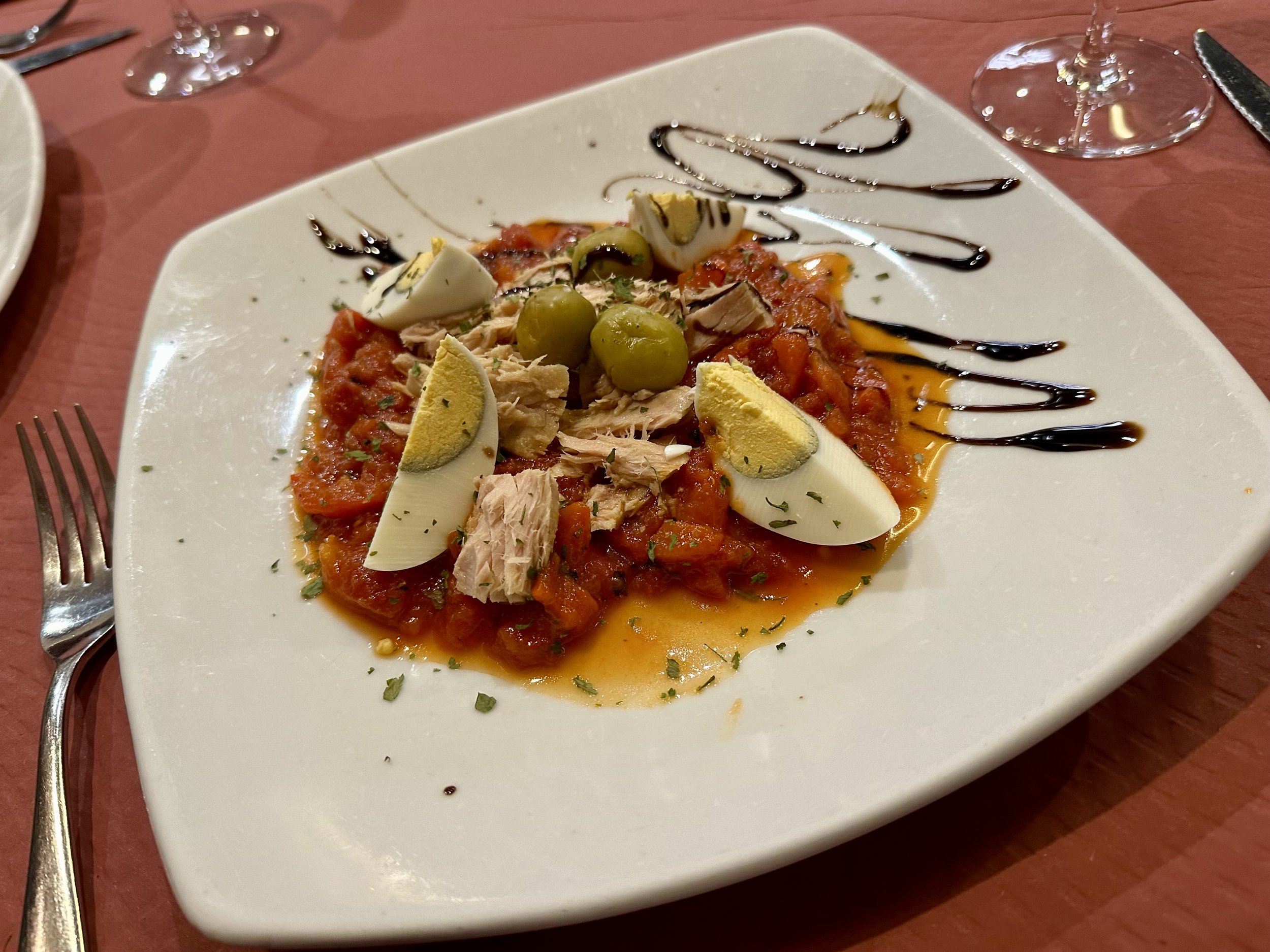 Asadillo Manchego (red pepper and tomato salad with tuna)