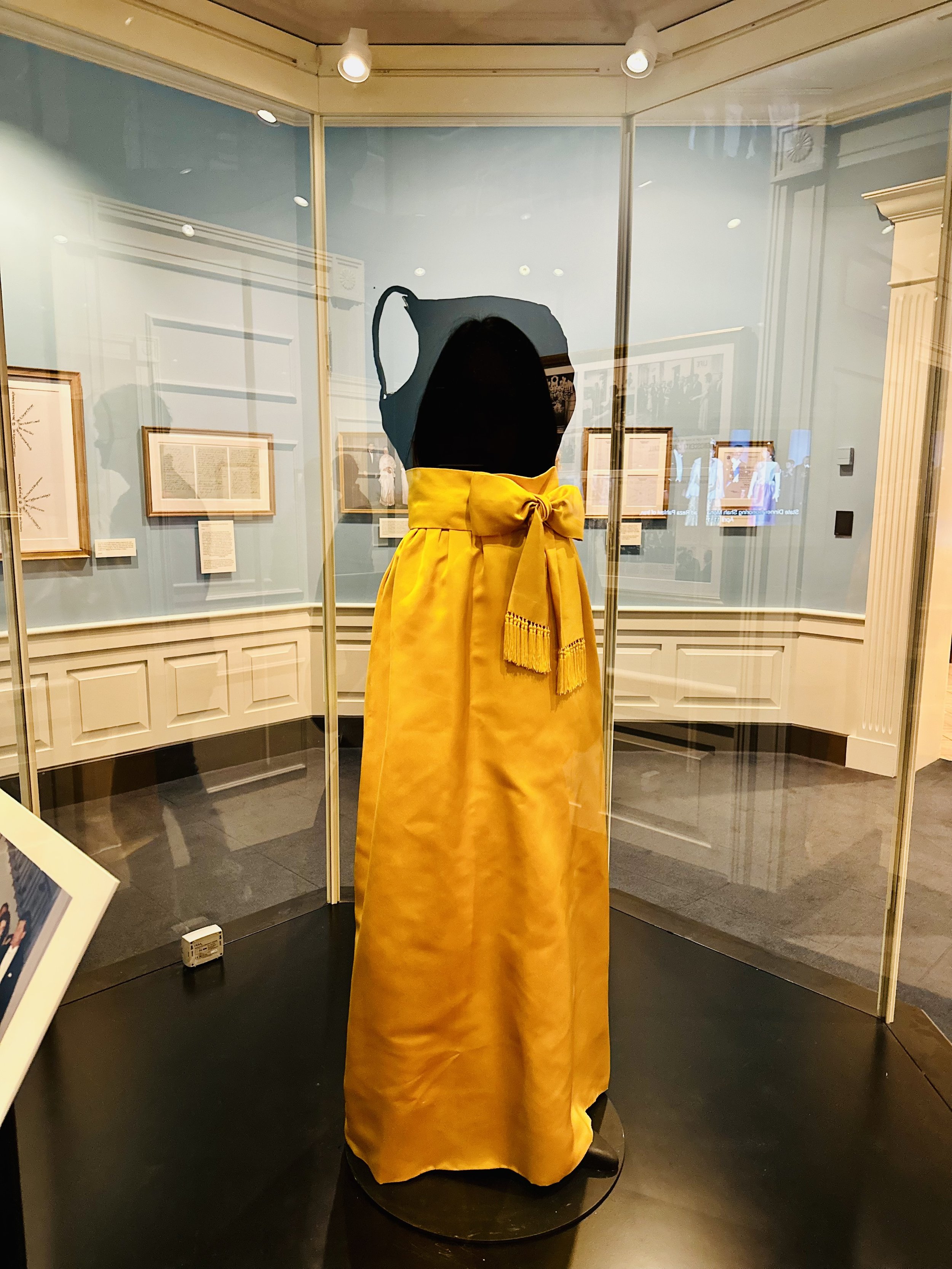 Evening dress in black silk velvet and Chinese yellow silk satin worn by Jacqueline Kennedy to the state dinner honoring President Manuel Prado of Peru, September 19, 1961