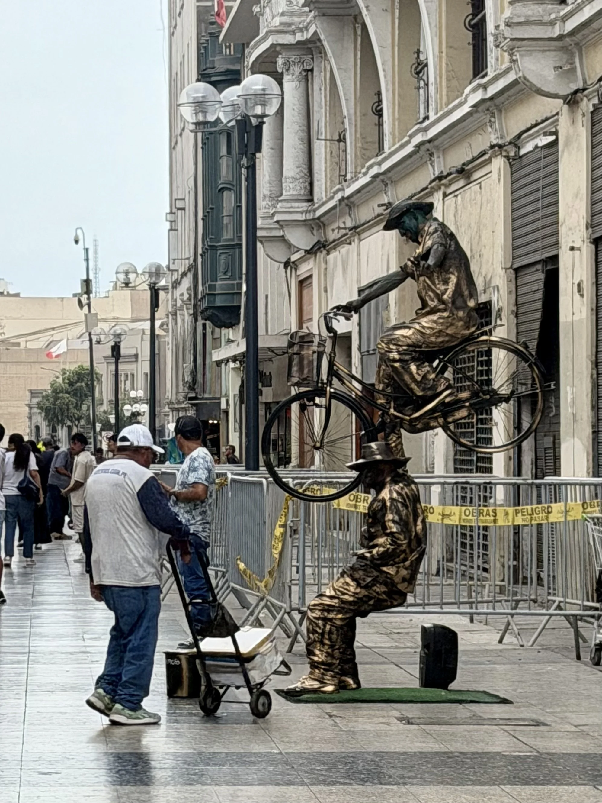 Street artists (living statues)