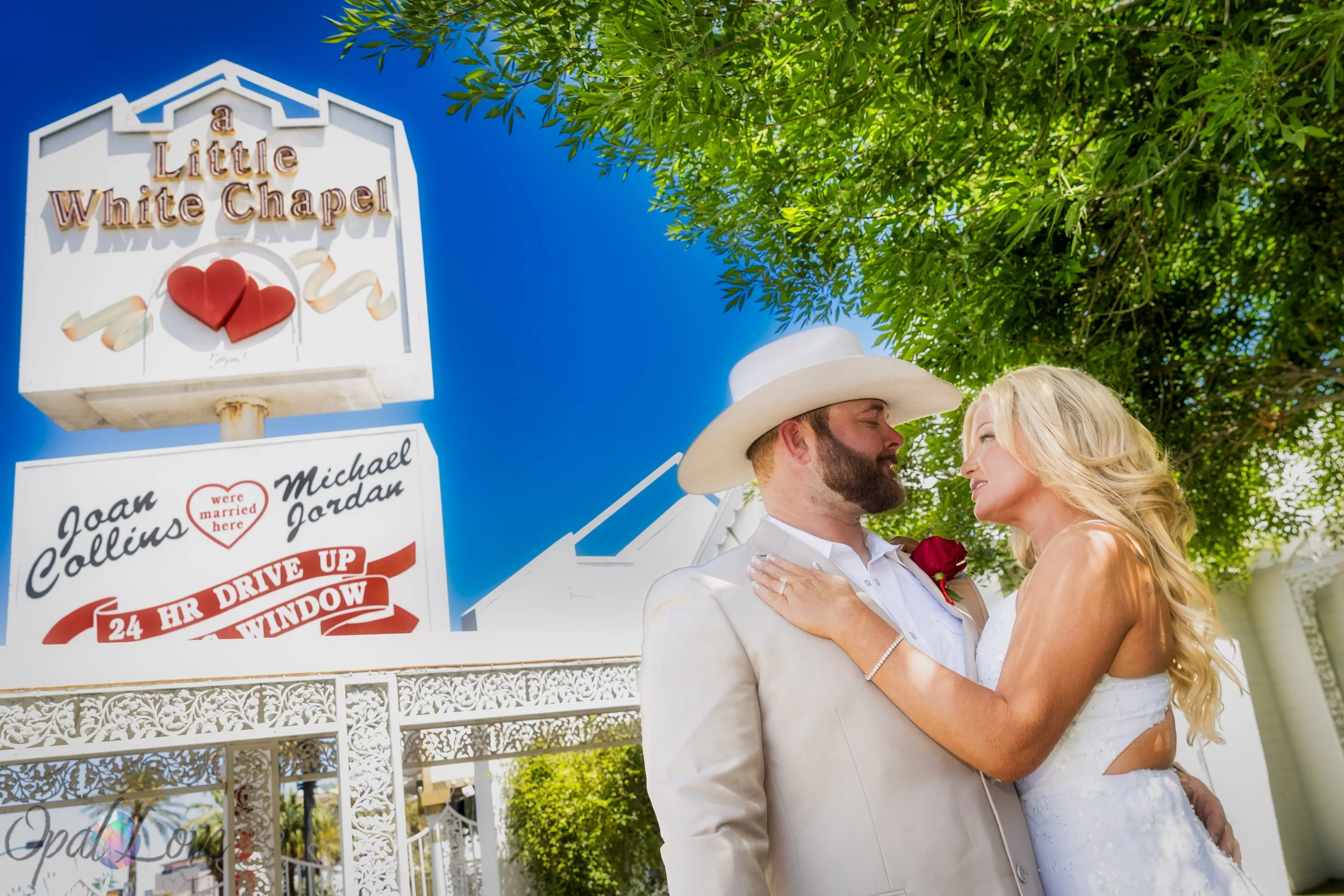 A Romantic Little White Wedding Chapel Elopement in Las Vegas