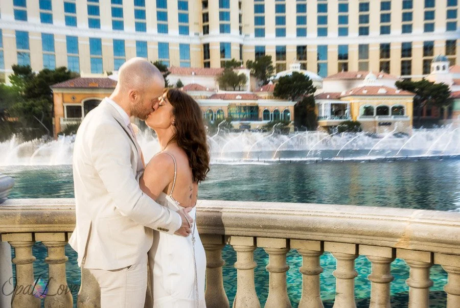 Newlywed couple kissing in front of the Bellagio fountains in Las Vegas.
