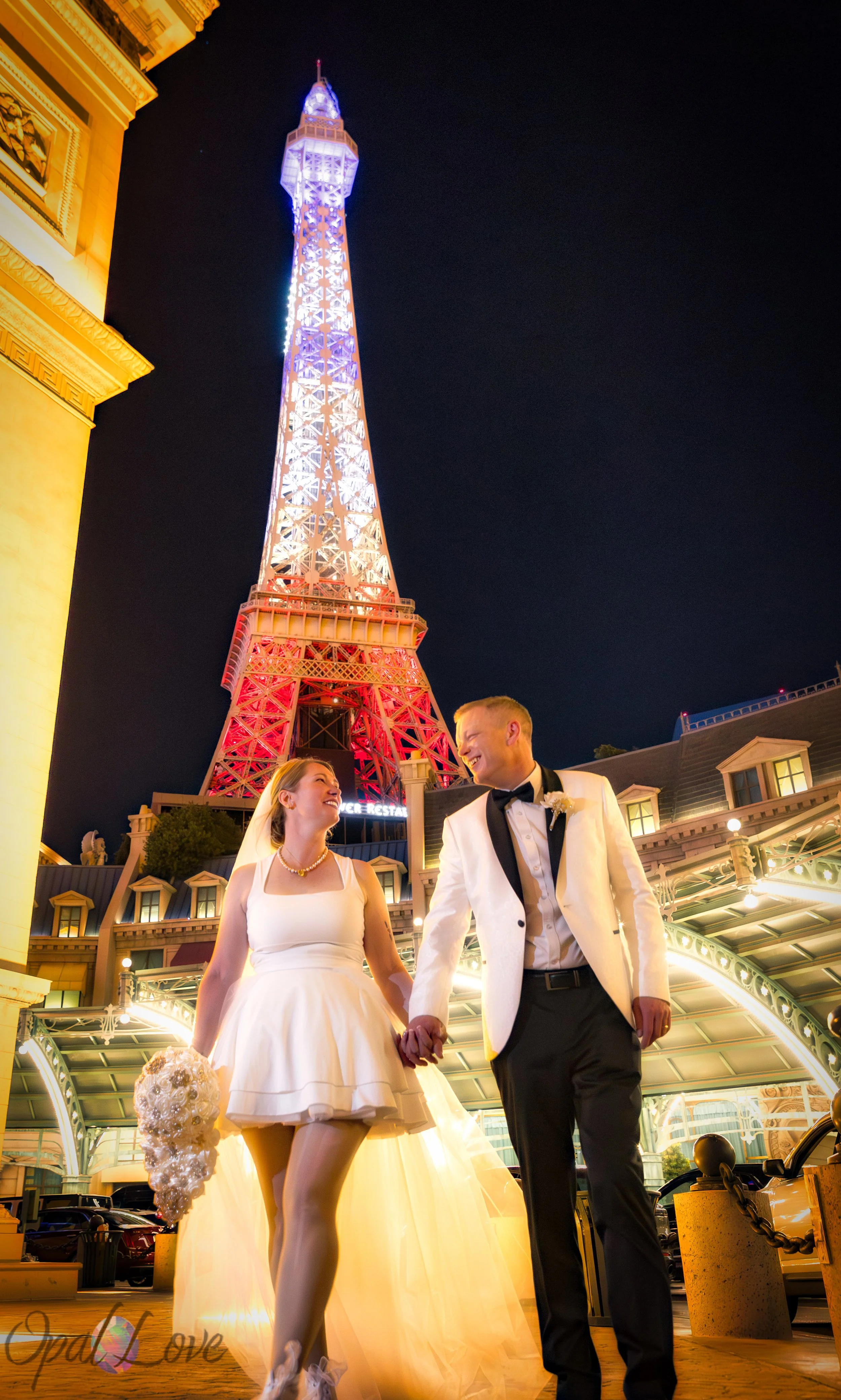 Couple enjoying Las Vegas photo tour on the Strip at night