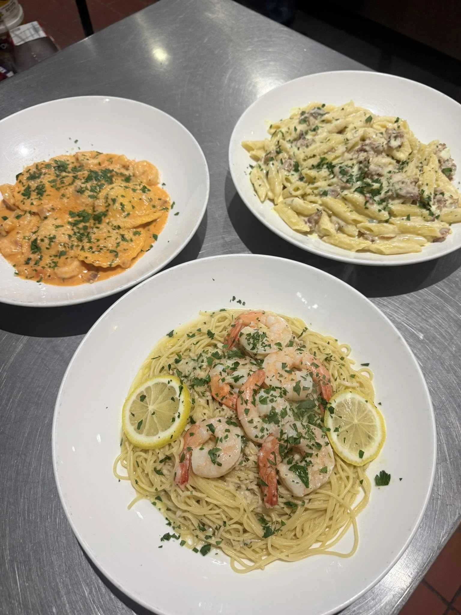 Plate of shrimp scampi pasta garnished with lemon slices and chopped parsley