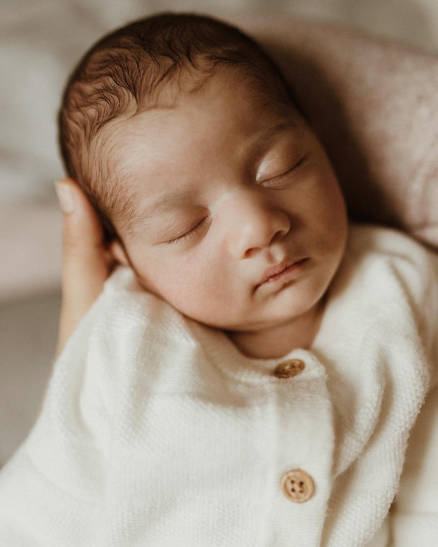 Precious baby boy, one month old. Snuggled in Mum&rsquo;s arms, moments you never want to forget, captured forever.
My 4th shoot with this lovely family, super special. ❤️