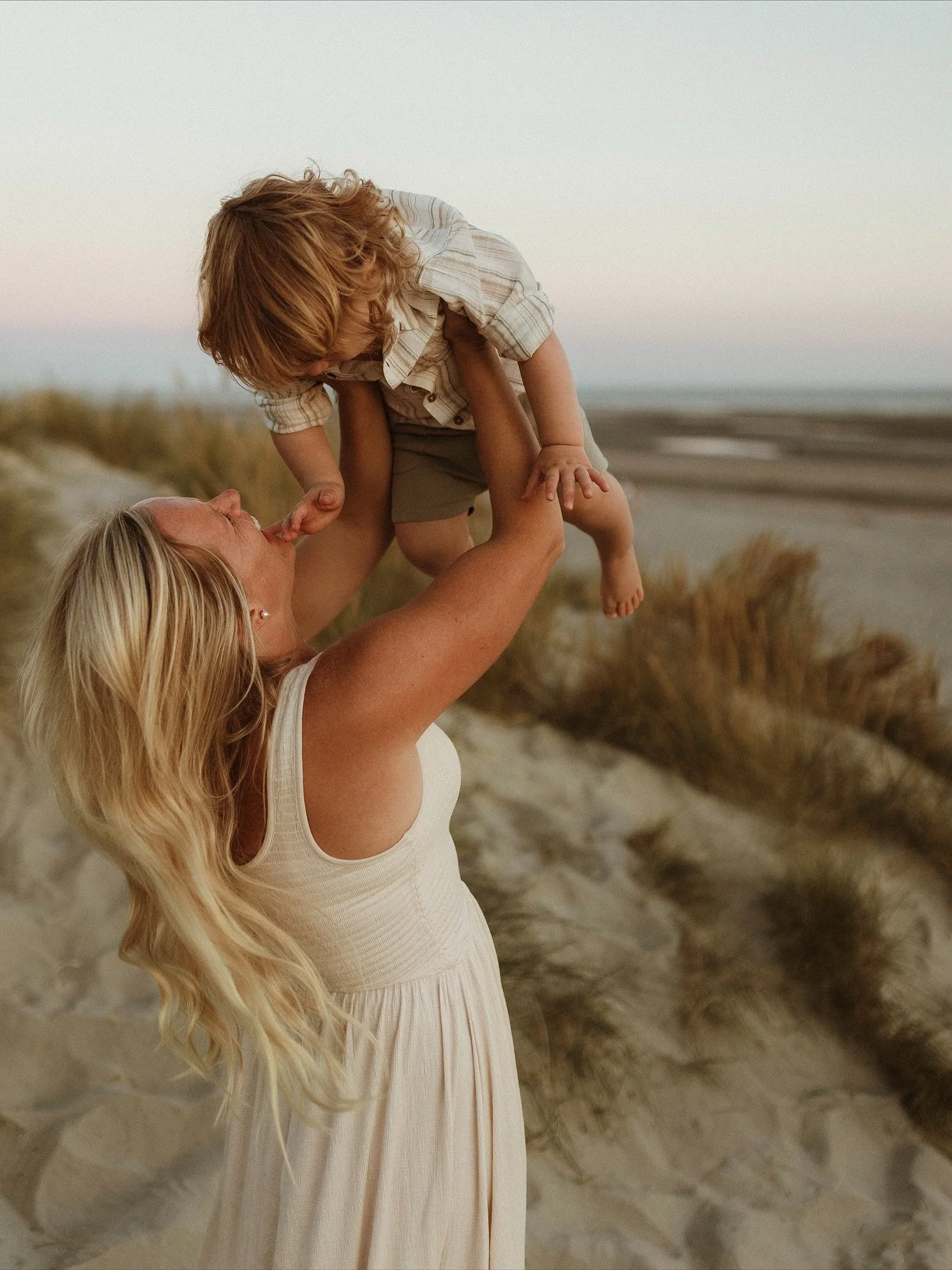 Beach shoots have always had my heart, so this summer I shot as many as I could and it was pure magic! To say that I&rsquo;m in my element shooting at the beach would be an understatement. I&rsquo;ve been so happily busy and content, that I&rsquo;ve 