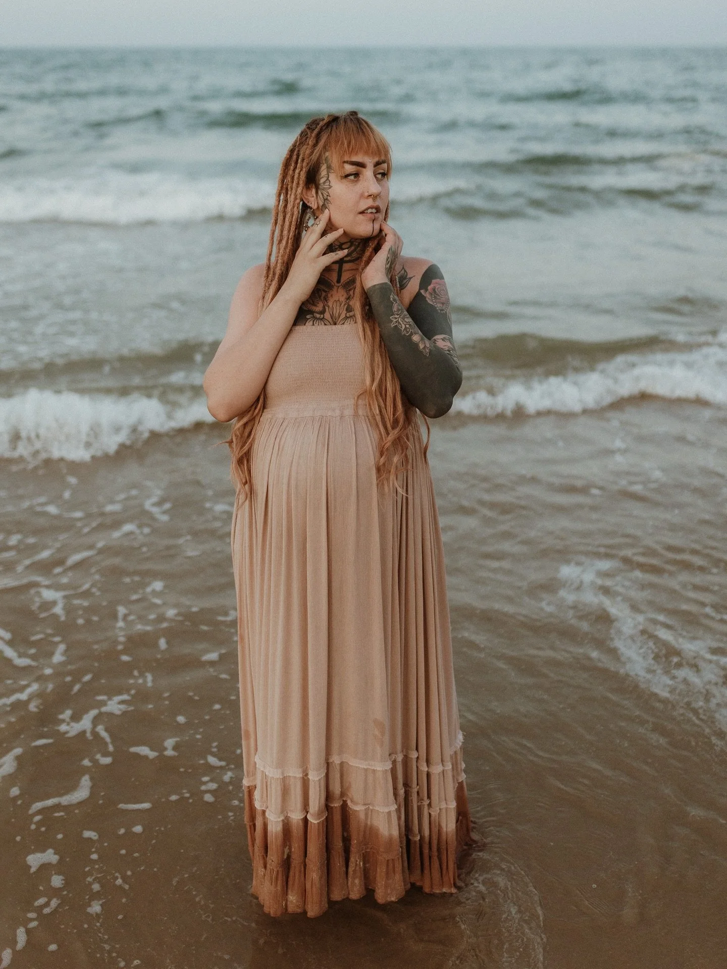 I had such a lovely evening with beautiful Cassie, capturing her pregnancy. 💕

I love that my clients are happy to chill, go with the flow and just be in the moment. It&rsquo;s the way all of my shoots go.. being at the beach definitely adds to it, 