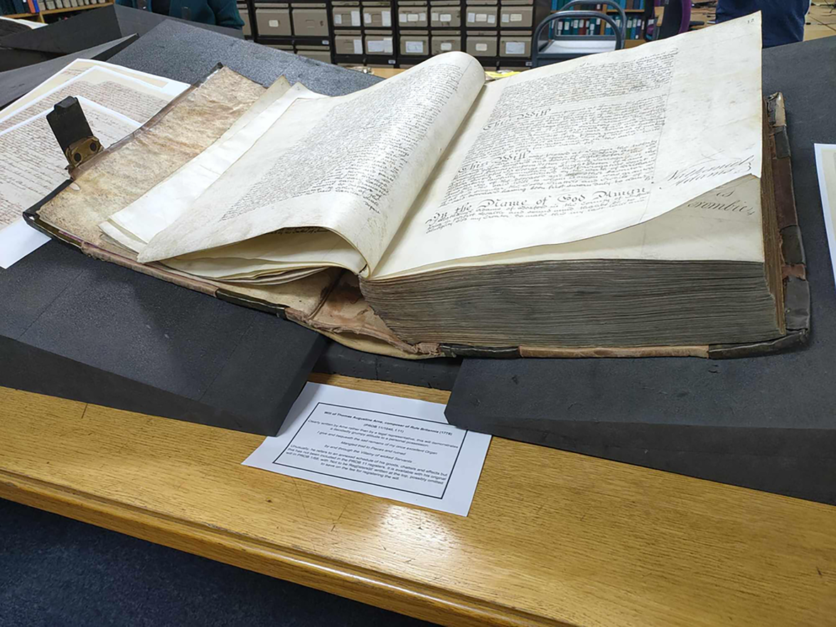 Material &amp; Digital Archives: the case of wills