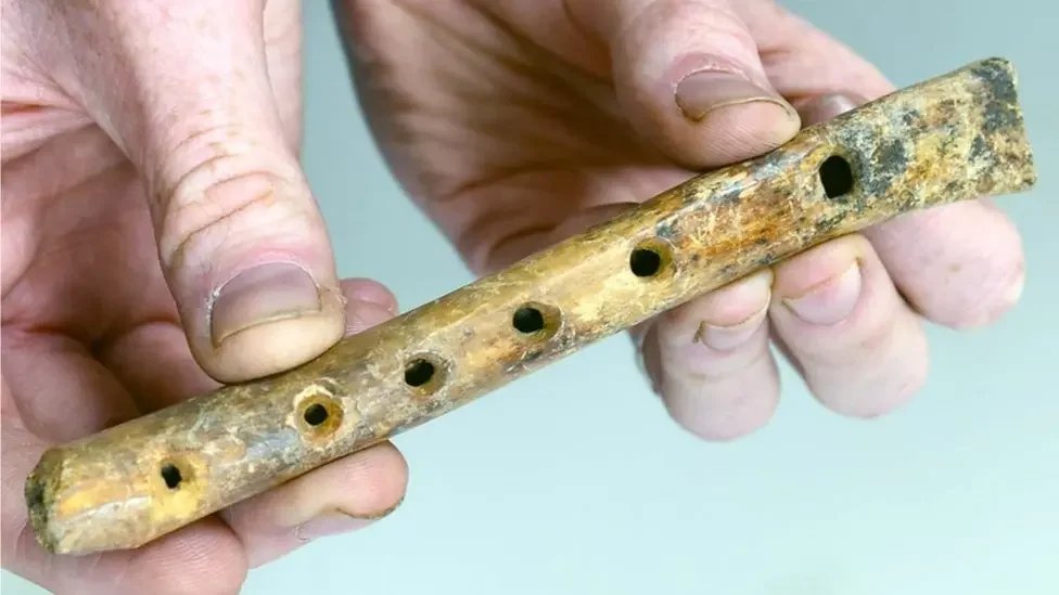 'Remarkably well-preserved' bone flute unearthed in Kent