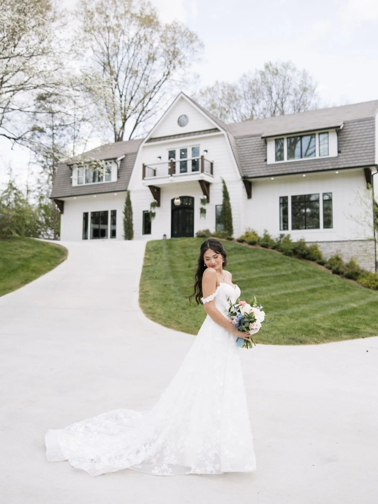 Another beautiful spring wedding is in the books, and a new chapter has opened for the Gilbert&rsquo;s!🤍🌷

Congrats to the newlyweds, and thank you so much for choosing to spend your wedding day at the Manor. 

Couple: @valerieeyesenia @logangilber