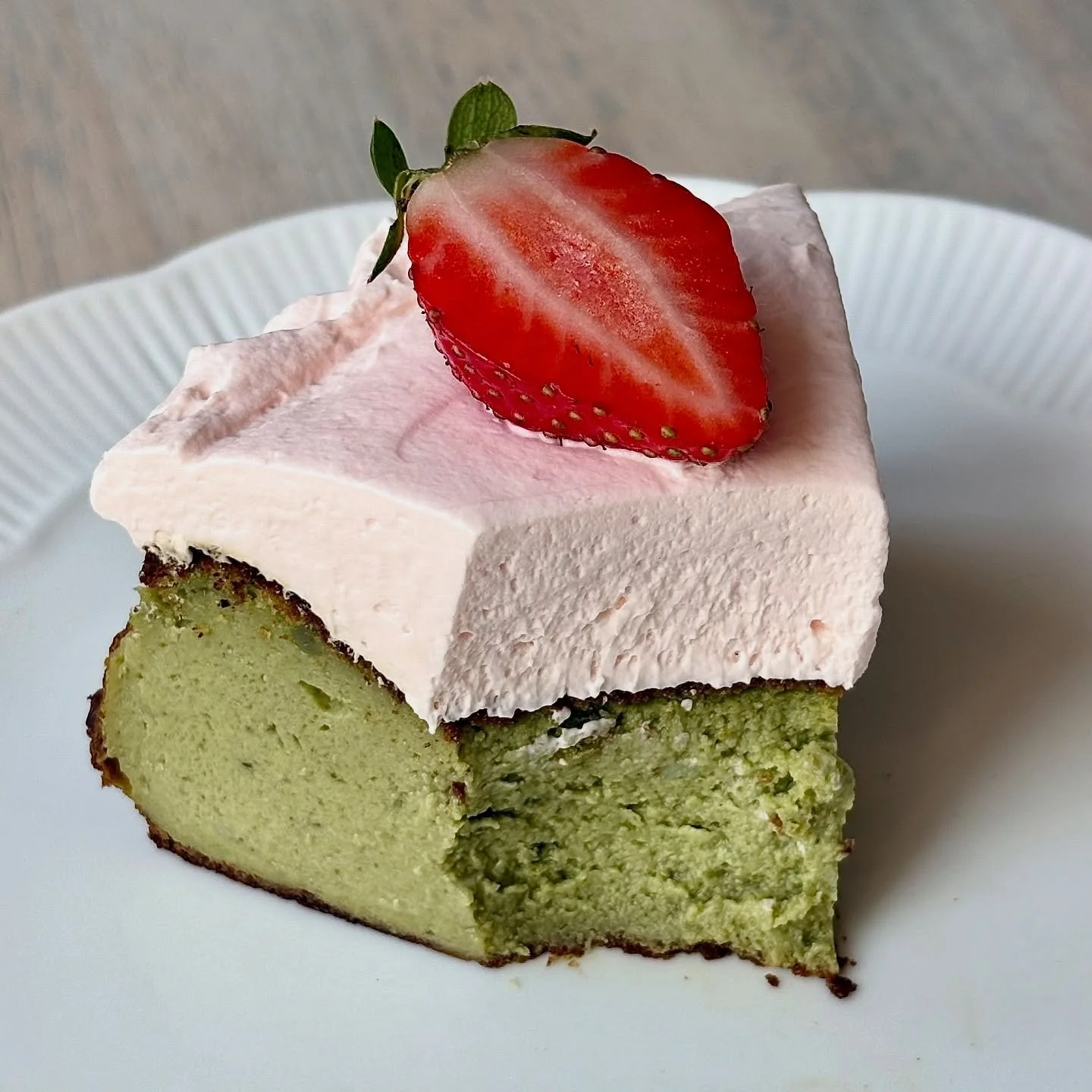 Matcha Cheesecake with Strawberry Cream 🍰🍓

Recipe ⬇️
Cheesecake Batter:
410 g cream cheese (room temperature)
3 large eggs 
65 g raw honey 
12 g tease matcha powder 🍵
20 g all-purpose flour 
270 g heavy cream 
3-5g  tease Vanilla 💛
Pinch of salt