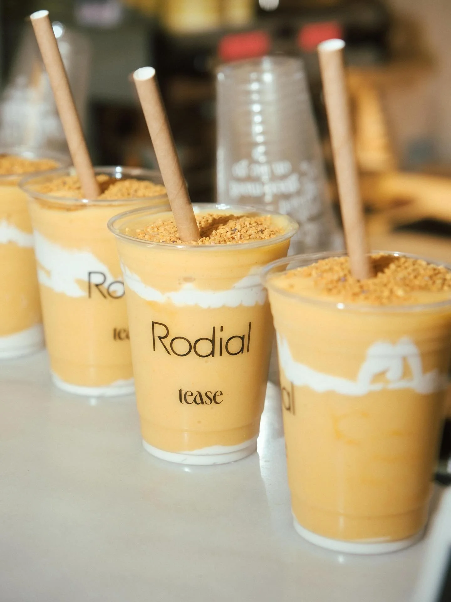 @rodialbeauty x @drinktease 💛

To celebrate the launch of the Bee Venom XXL Serum with @mrsrodial 🐝✨

On the menu:
The sunshine smoothie topped with bee pollen 
An iced matcha latte topped with bee pollen

Rodial certainly created some buzz in stor
