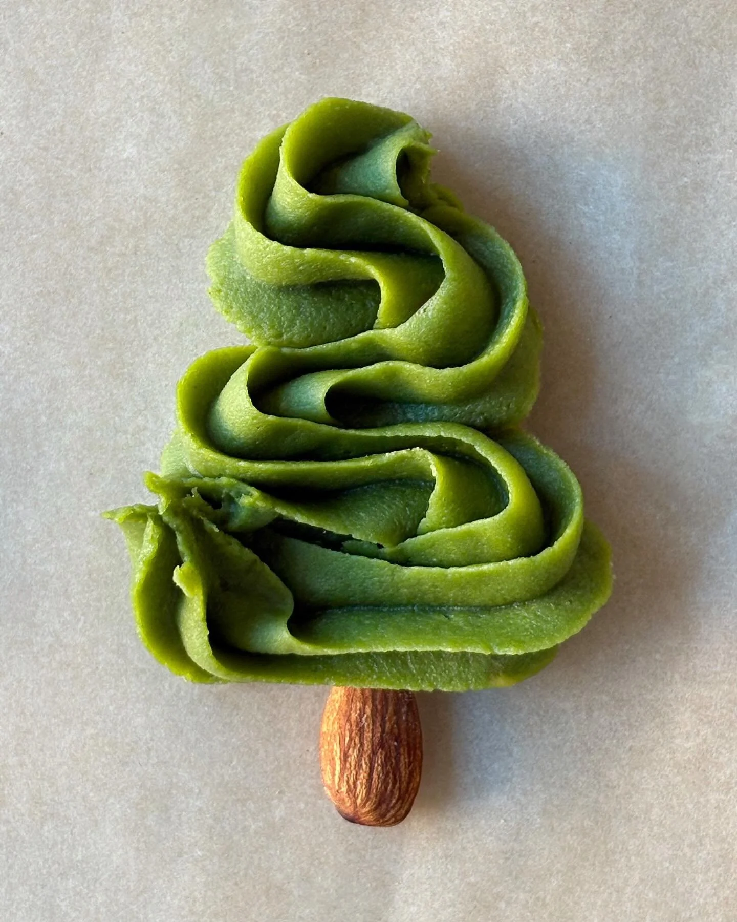 A Christmas Desert🎄

Ingredients (for 6 trees)
✨ 120 g unsalted butter, very soft
✨ 35 g maple syrup
✨ 15 g honey
✨ 1 egg yolk
✨ 2 tsp tease vanilla
✨ &frac14; tsp fine salt
✨ 125 g finely ground oat flour
✨ 1-2 tsp tease matcha powder
Opti