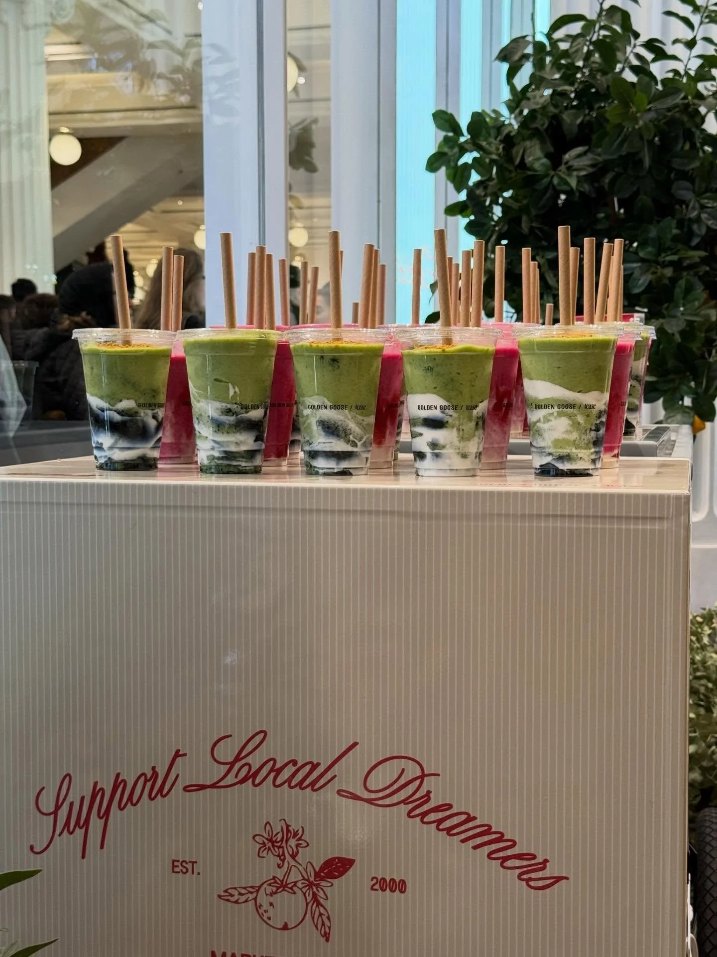 Fuelling the Golden Fruitteria 🍓🌱⭐️

📍Corner Store, @theofficialselfridges London
📅 Every weekend until April 25th
🕣 Saturdays (4-8pm), Sundays (12-4pm)

On the menu: 
🍓 Glow Getter smoothie
🌱 Green Boost smoothie 

*there are only 100 smoothi