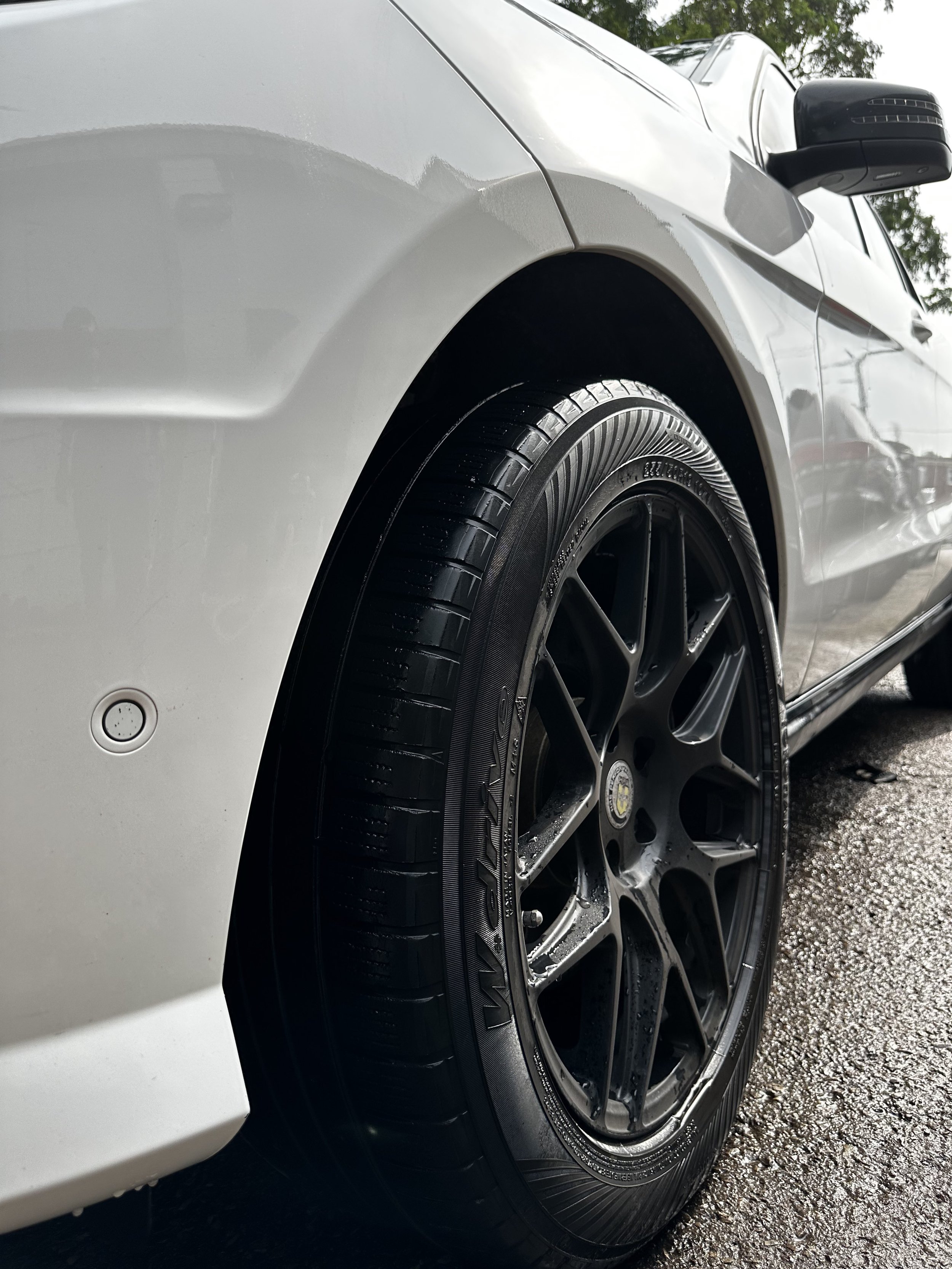 benz suv wheel.jpg