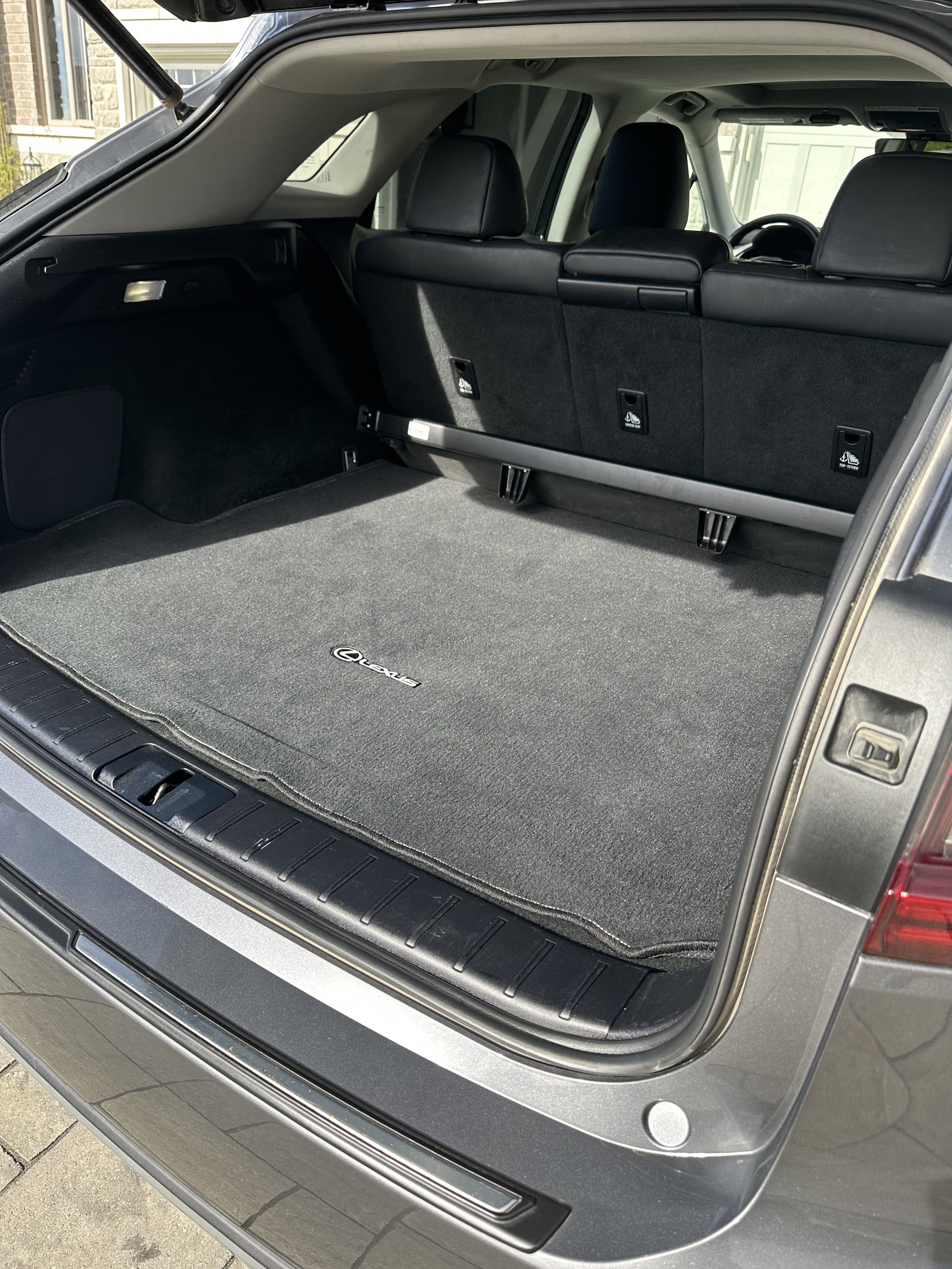 lexus rx350 trunk no pet hair.jpg