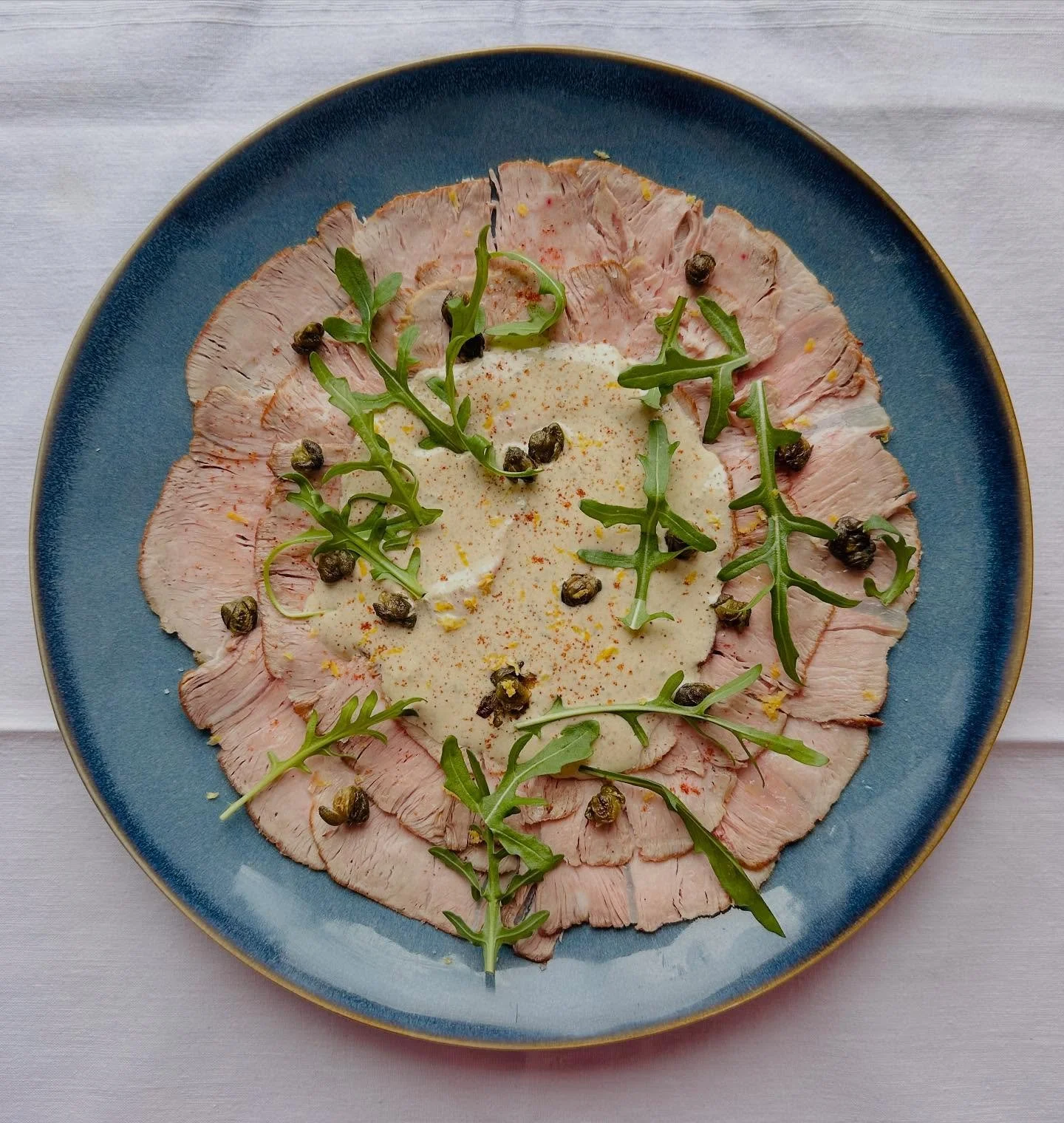 Un simple Vitello Tonnato, sauce tonnato et c&acirc;pres frits 🌱

&bull;
www.chefhugomirabel.fr
&bull;

#food#foodie #foodpics#foodgasm#italian#madeinitaly#vitello#eat#health#handmade#chef#privatechef#home#homechef#paris#france#ny#milan#meat#veal#bu