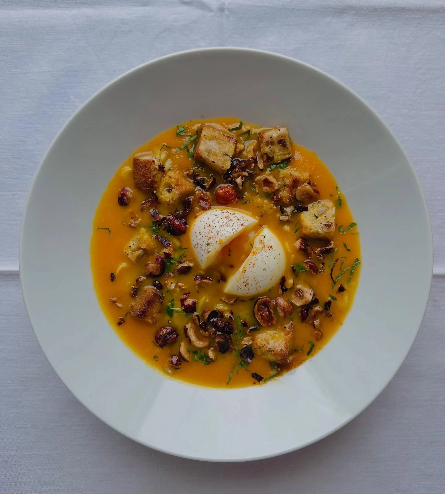 Velout&eacute; de potimarron noisettes et paprika fum&eacute;, cro&ucirc;tons &agrave; l&rsquo;ail et &oelig;uf mollet 🥚

&bull;
&bull;

#love#instagood#photooftheday#art#food#photography#food#foodporn#foodie#instafood#yummy#foodstagram#foodphotogra