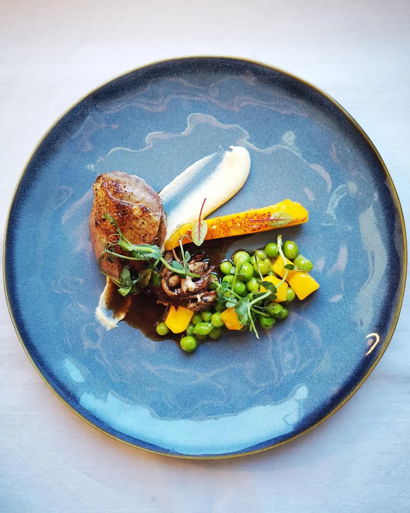 Pigeon r&ocirc;ti, petits pois et mangue fra&icirc;che, jus r&eacute;duit 🥭

&bull;
&bull;
&bull;

#love#instagood#photooftheday#art#food#photography#food#foodporn#foodie#instafood#yummy#foodstagram#foodphotography#foodblogger#foodlover#foodpics#foo
