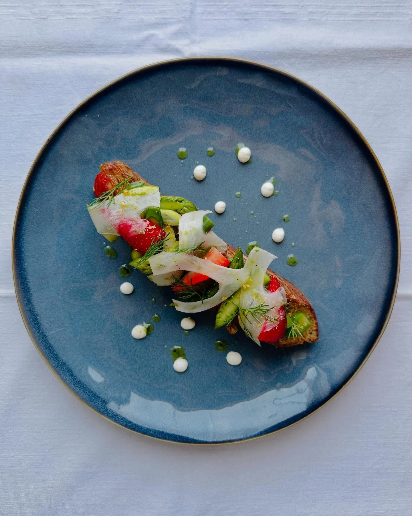 Focaccia tomat&eacute;e, asperges vertes fenouils et fraises, cr&egrave;me crue citronn&eacute;e 🍋 🇮🇹 

&bull;
&bull;

#love#instagood#photooftheday#art#food#photography#food#foodporn#foodie#instafood#yummy#foodstagram#foodphotography#foodblogger#