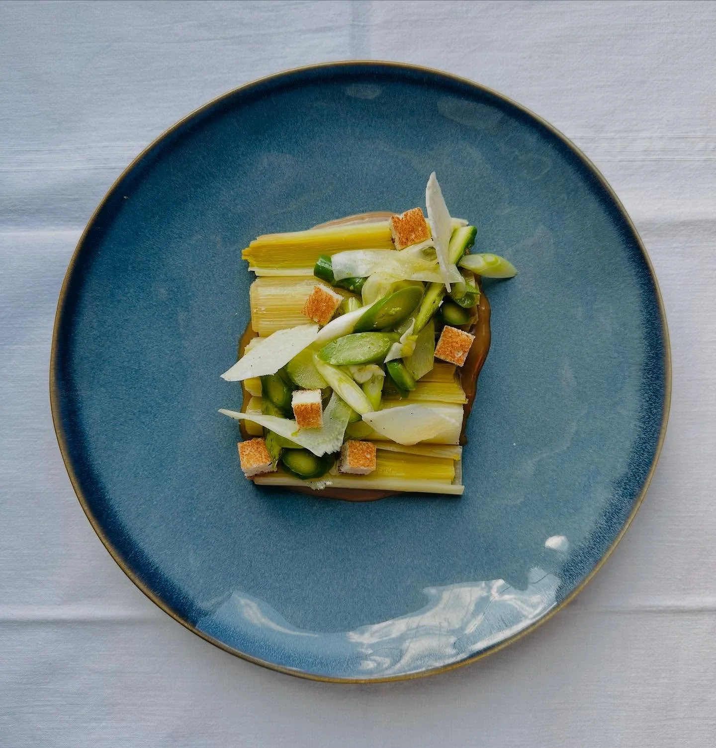 Poireaux confits, asperges vertes cebeth et Pecorino 🌿

&bull;
&bull;

#love#instagood#photooftheday#art#food#photography#food#foodporn#foodie#instafood#yummy#foodstagram#foodphotography#foodblogger#foodlover#foodpics#foodiefeature#cheflife#chefsrol