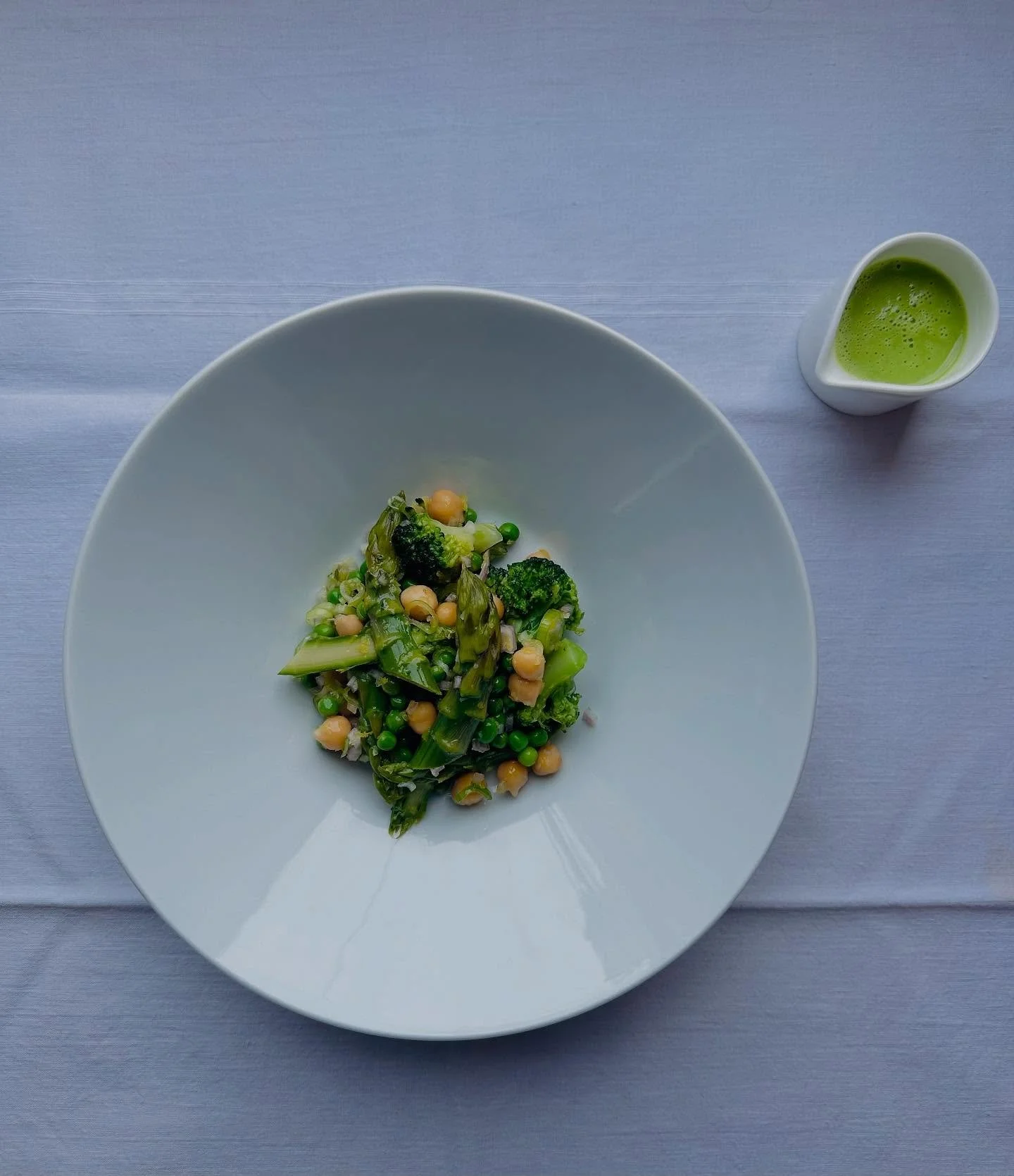 Verdure verdi &bull; Asperges vertes et petits pois 🫛 

&bull;
&bull;

#love#instagood#photooftheday#art#food#photography#food#foodporn#foodie#instafood#yummy#foodstagram#foodphotography#foodblogger#foodlover#foodpics#foodiefeature#cheflife#chefsrol