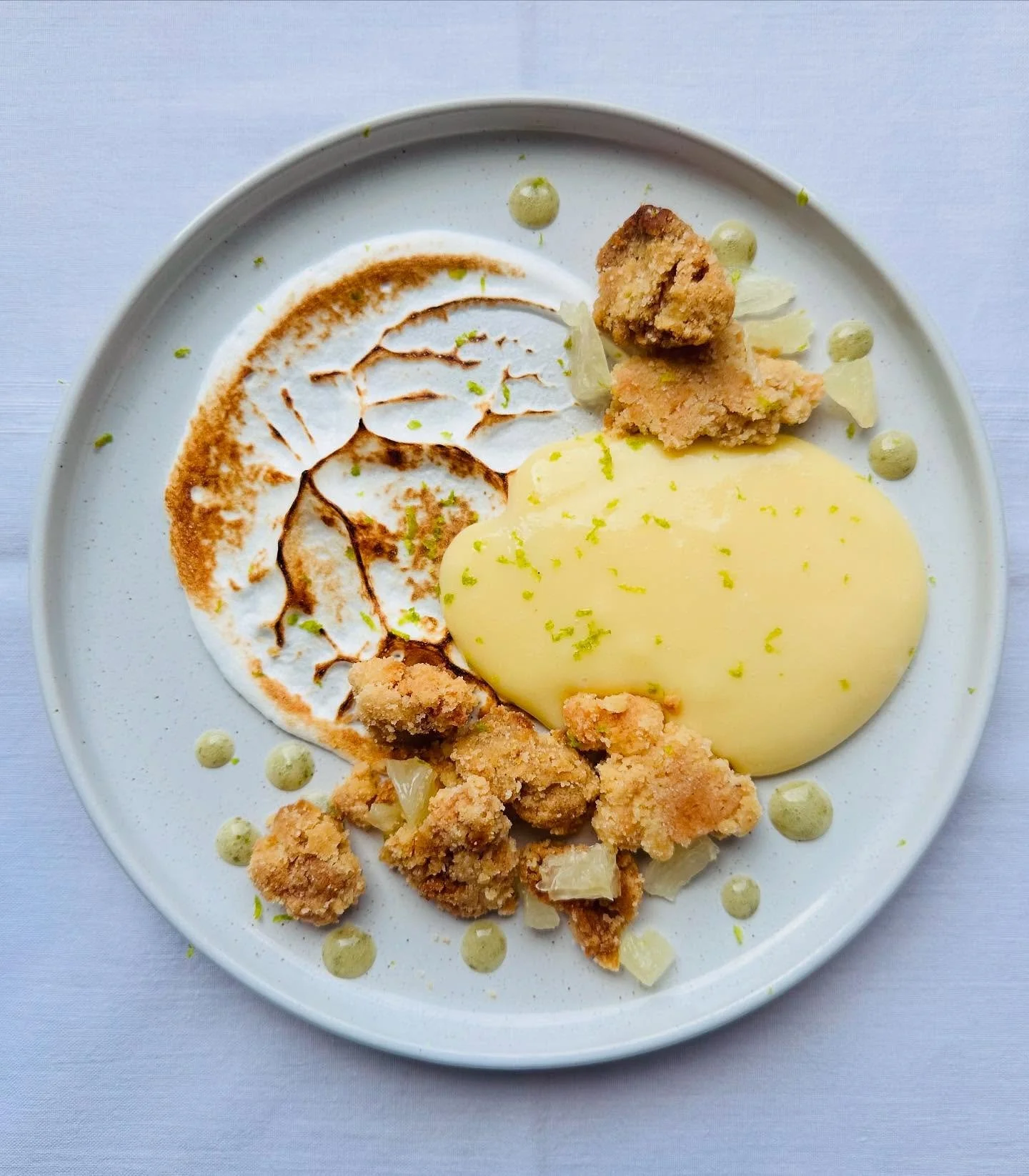 Cr&eacute;meux citron, gel citron menthe, meringue italienne et crumble citron 🍋

&bull;
&bull;
&bull;

#love#instagood#photooftheday#art#food#photography#food#foodporn#foodie#instafood#yummy#foodstagram#foodphotography#foodblogger#foodlover#foodpic