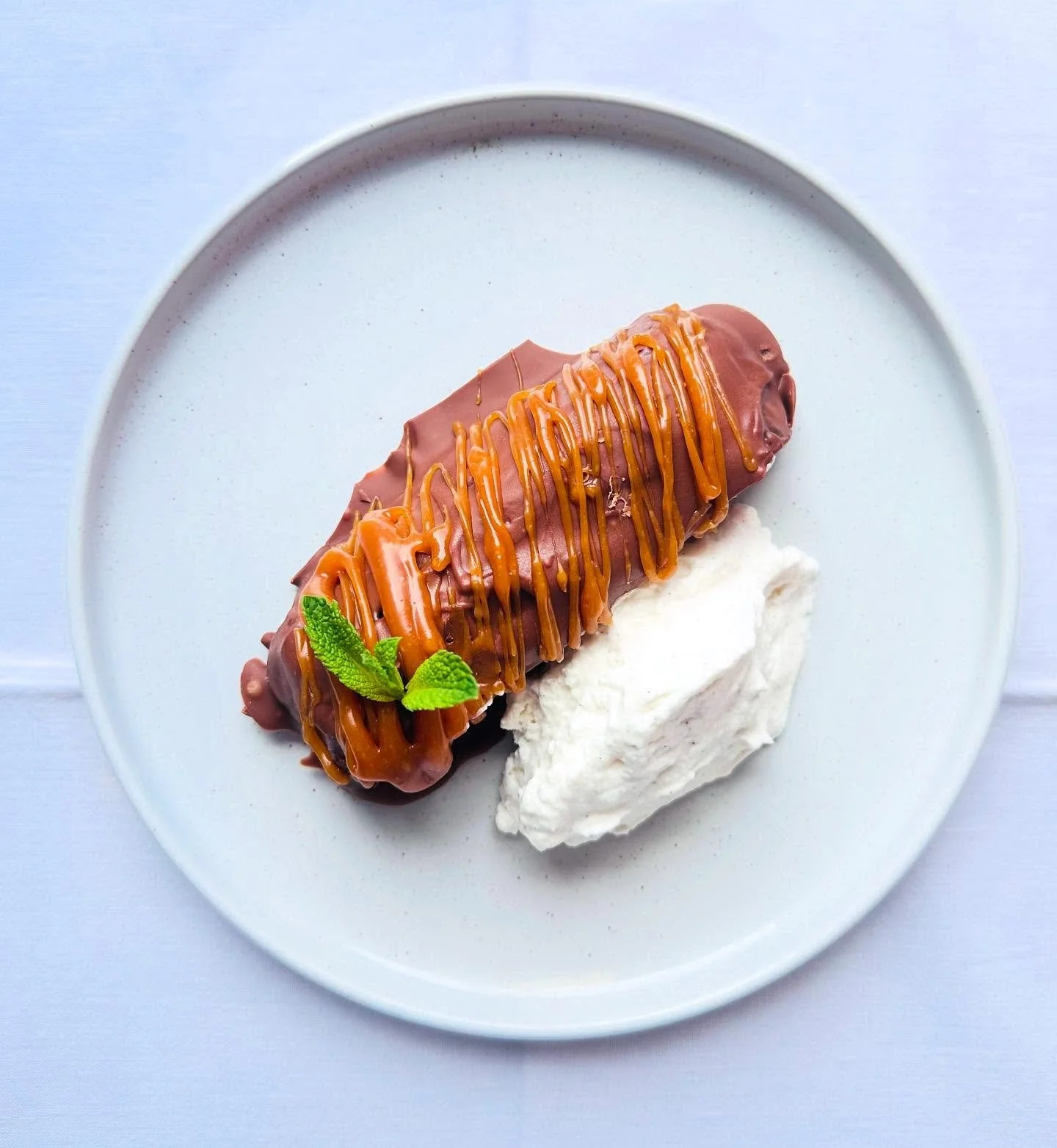 Dans l&rsquo;esprit d&rsquo;un Snickers, pralin&eacute; cacahu&egrave;tes et noisettes, caramel au beurre sal&eacute;, mousse &agrave; la vanille 🥜

&bull;
&bull;
&bull;

#love#instagood#photooftheday#art#food#photography#food#foodporn#foodie#instaf