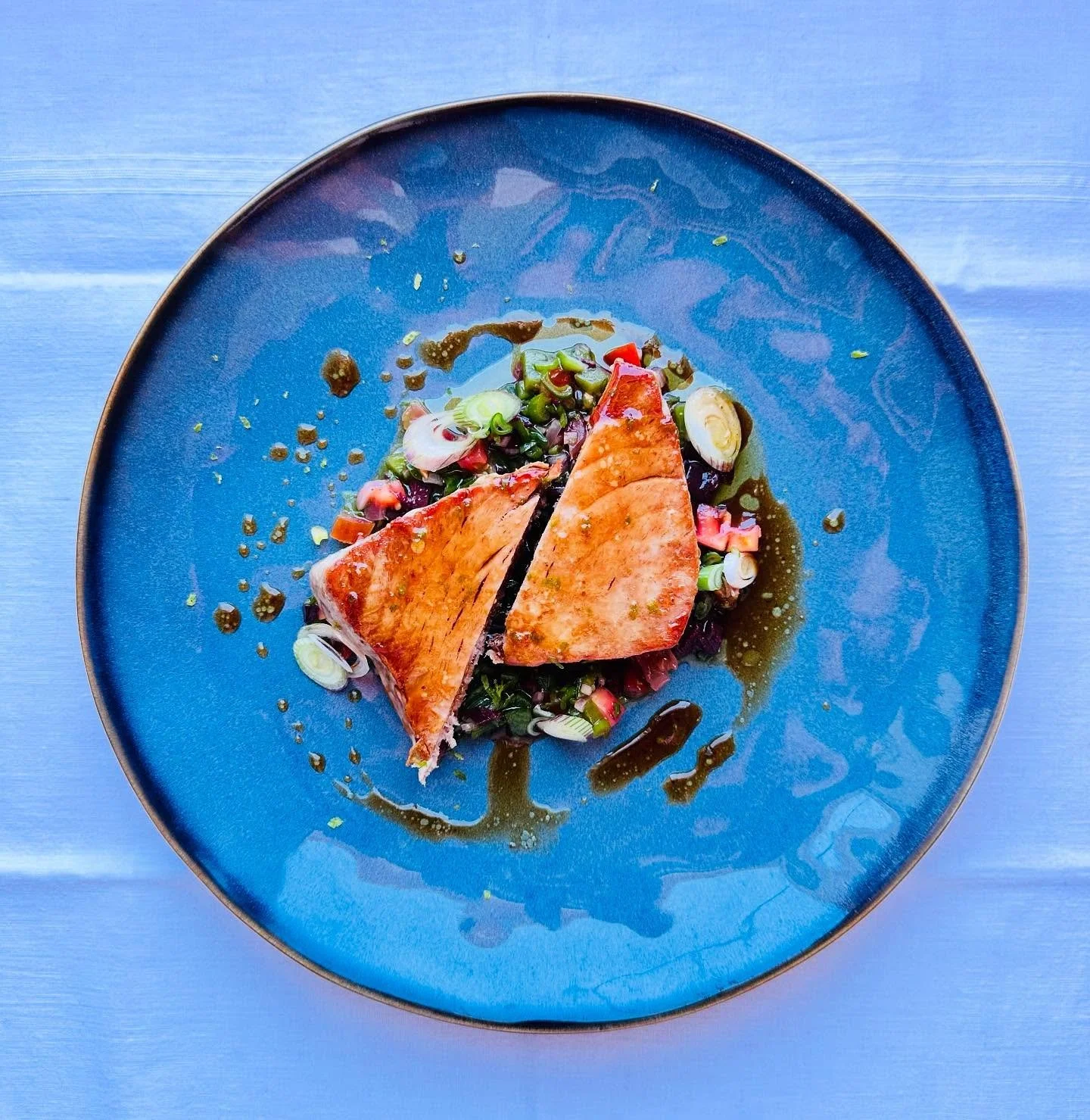 Thon rouge de M&eacute;diterran&eacute;e, vierge de l&eacute;gumes et olives de Kalamata 🇬🇷

&bull;
&bull;

#love#instagood#photooftheday#art#food#photography#food#foodporn#foodie#instafood#yummy#foodstagram#foodphotography#foodblogger#foodlover#fo