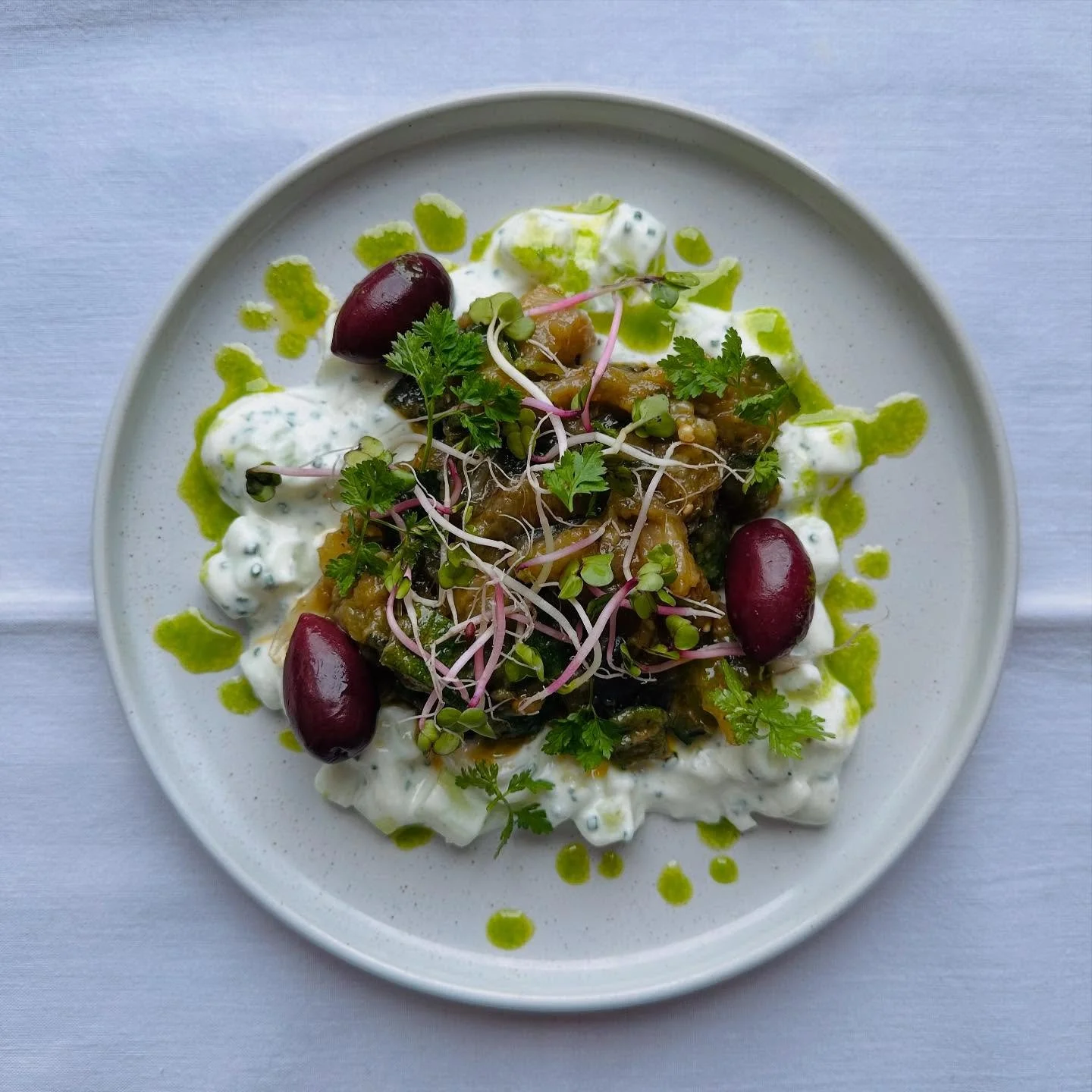 Courgettes confites, skyr de brebis et concombres, olives de Kalamata 🐐
&bull;
Candied zucchini, sheep skyr and cucumbers, Kalamata olives 🐐
&bull;

#love#instagood#photooftheday#art#food#photography#food#foodporn#foodie#instafood#yummy#foodstagram