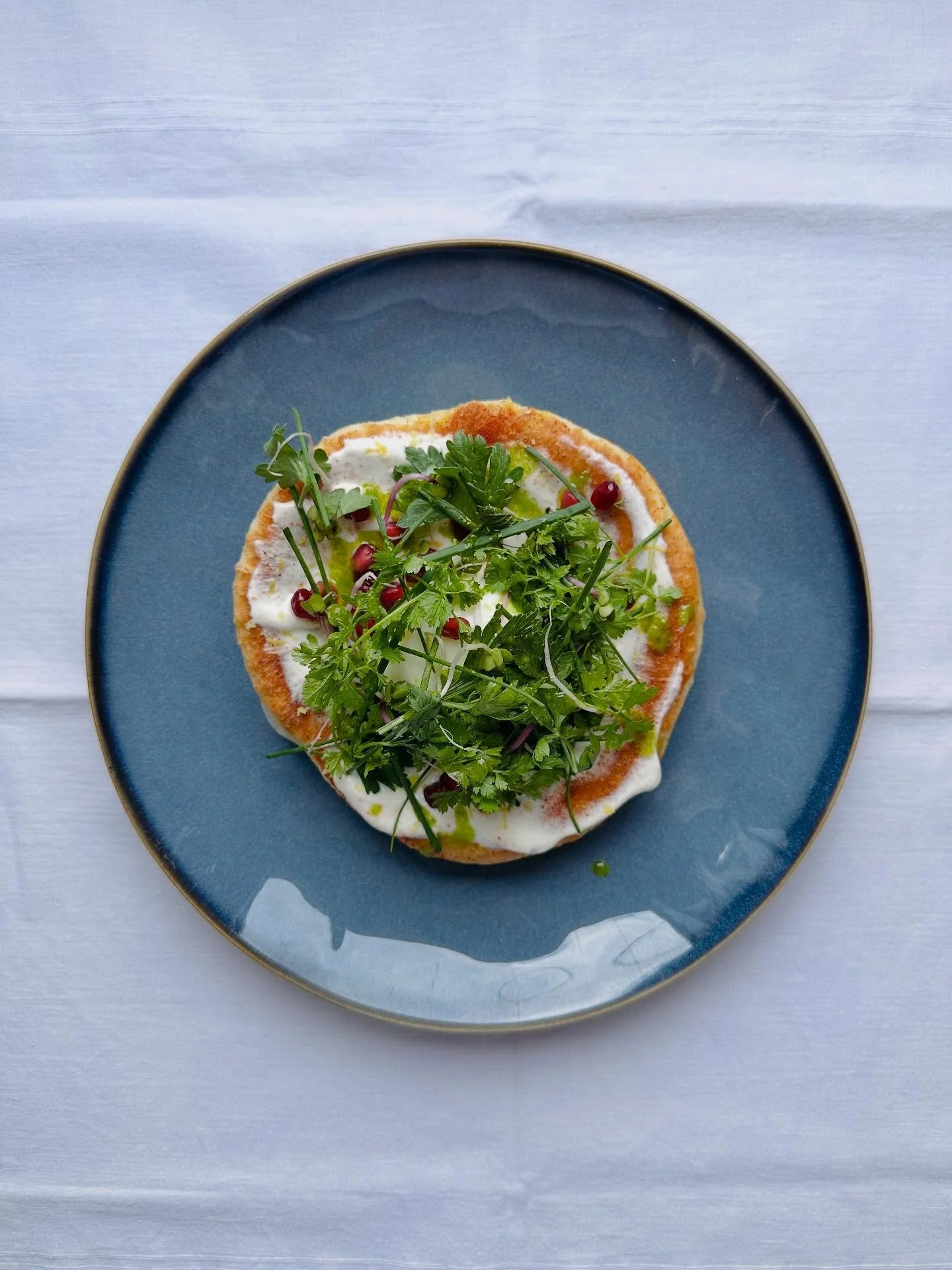 Pizza souffl&eacute;e au paprika, cr&egrave;me citronn&eacute;e, salade d&rsquo;herbe, grenade et &oelig;uf mollet 🥚 
&bull;
Puffed pizza with paprika, lemon cream, herb salad, pomegranate and soft egg 🥚

#love#instagood#photooftheday#art#food#phot