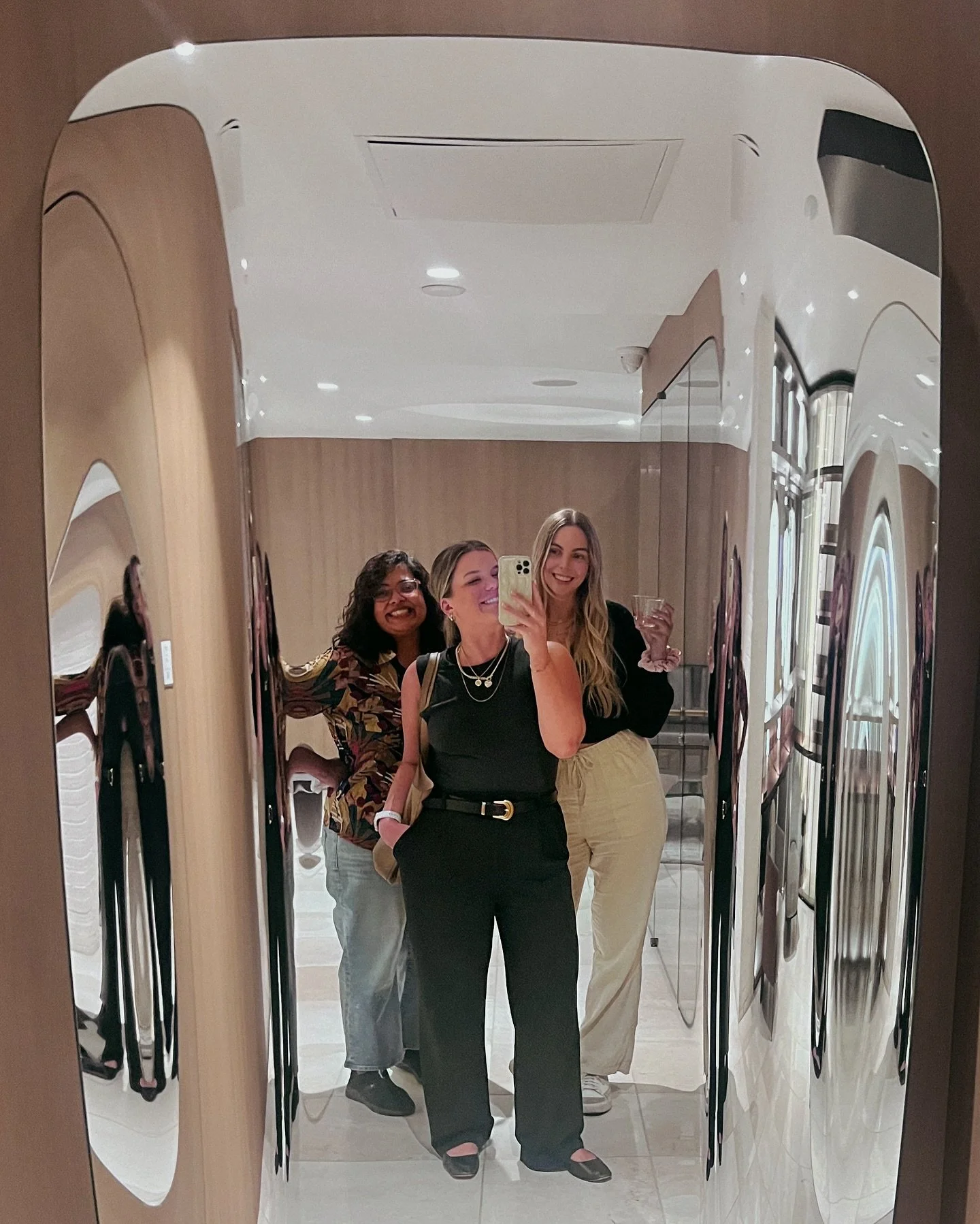 Shoutout to @210designhouse for always giving us an excuse to take mirror selfies🤍 @rndesigndistrict #RNDDGalleryWalk