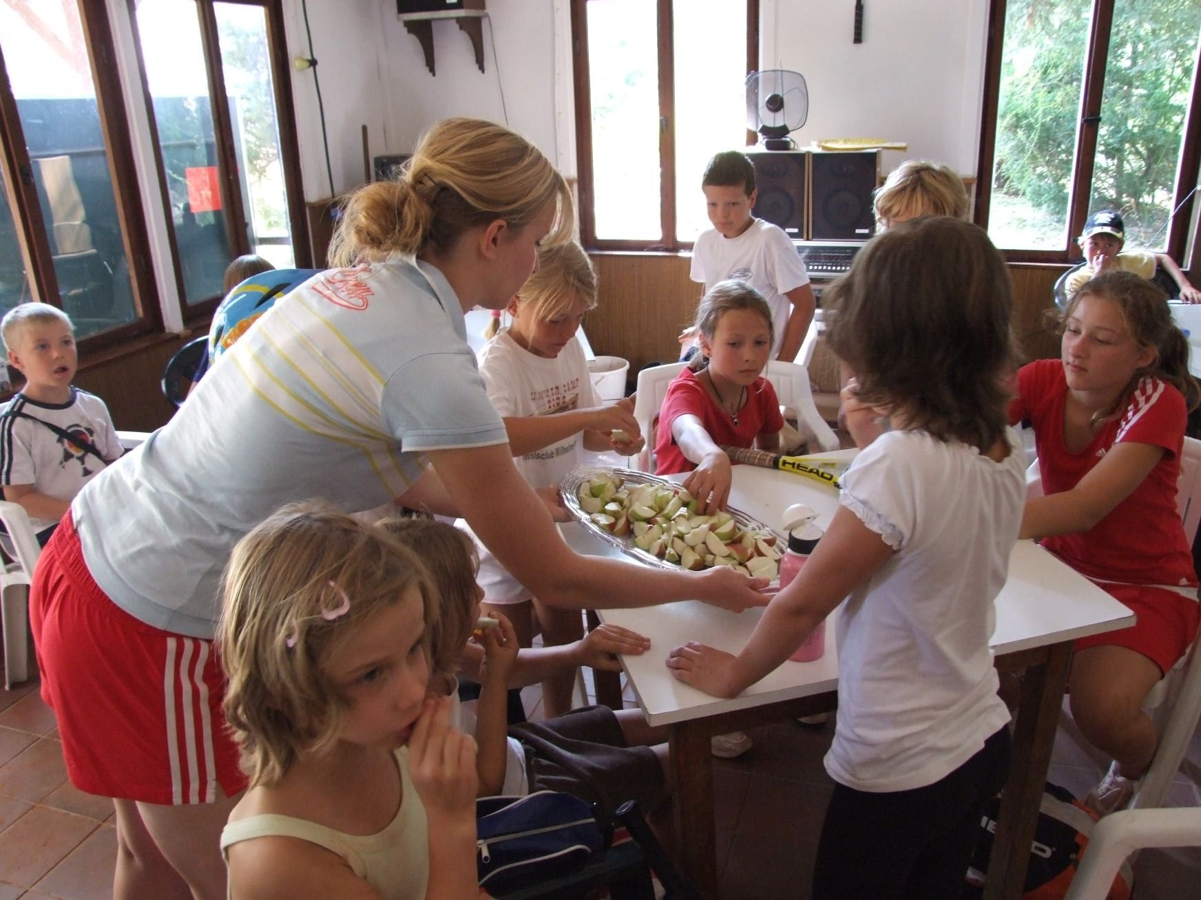 camp09_obstpause mit aepfeln aus eigener ernte.jpg