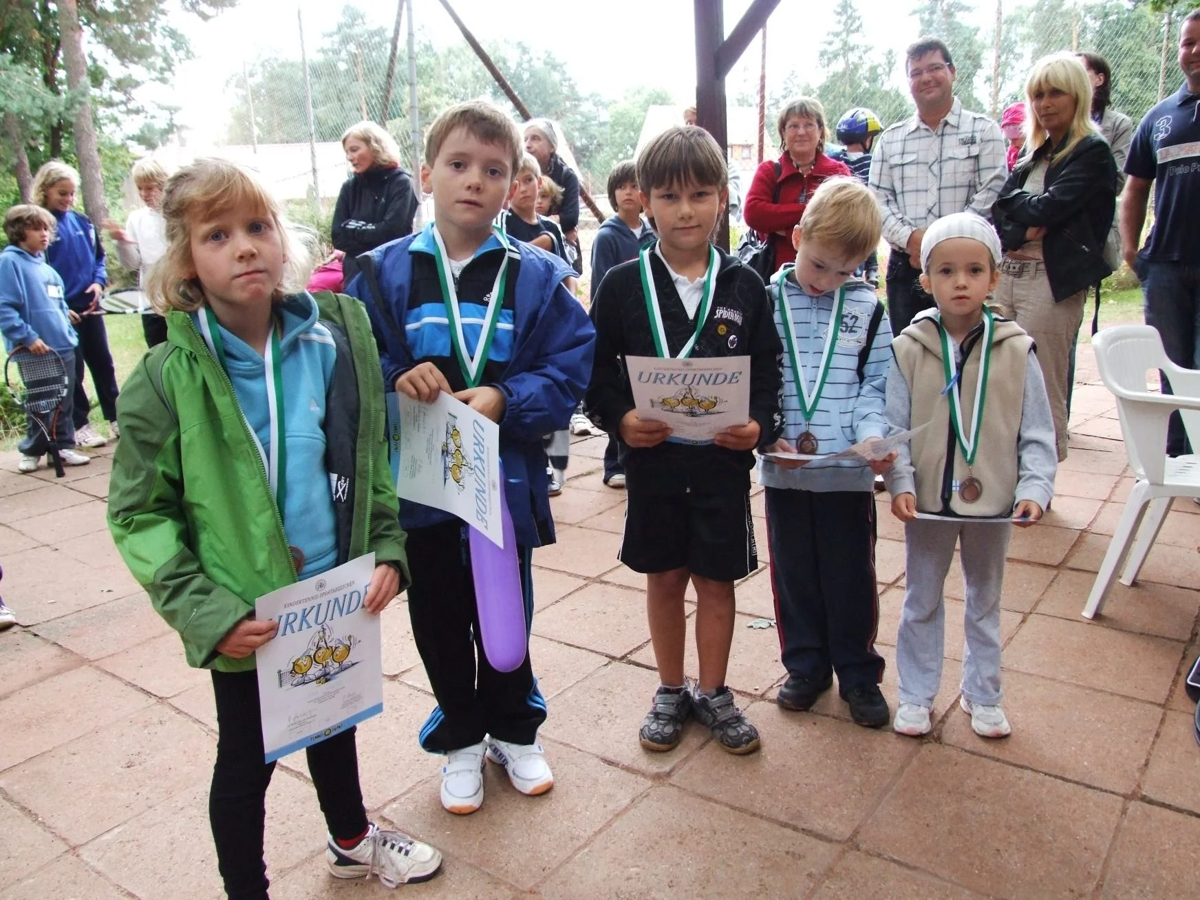 sf09_stolz mit medaille und urkunde Kopie.jpg