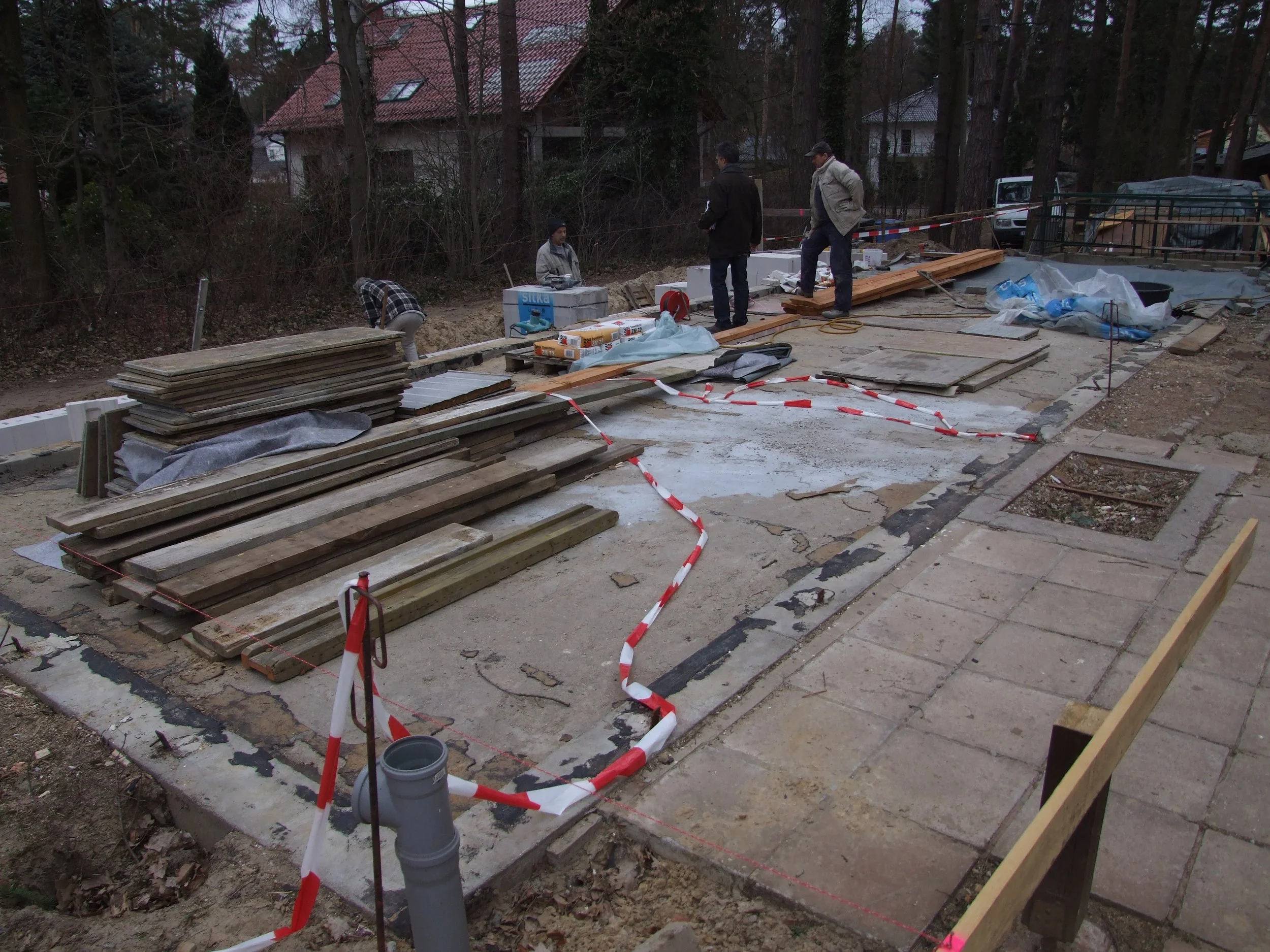 die bauleute sind vor ort.jpg