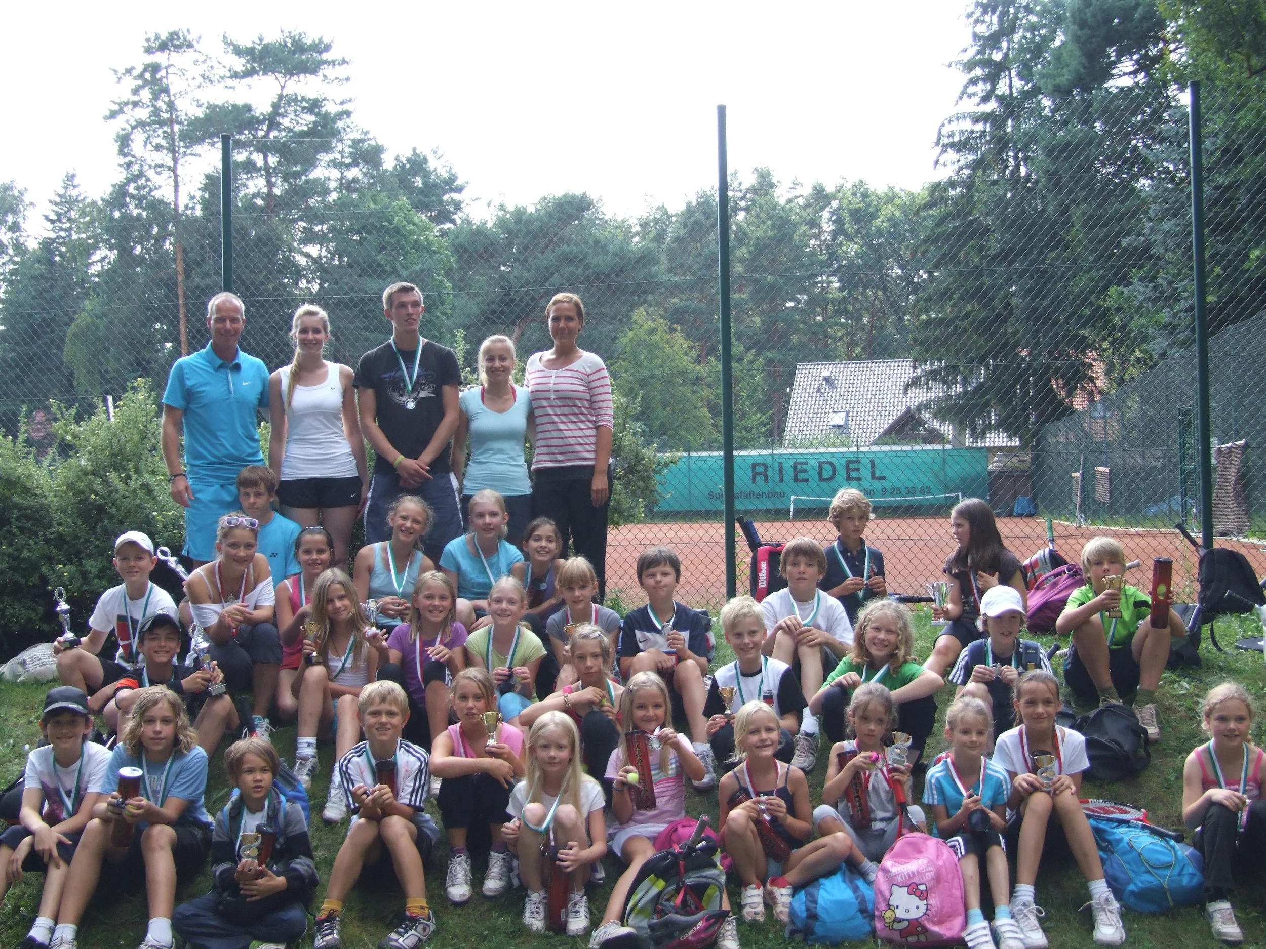 tenniscamp2012trainerundkinder.jpg