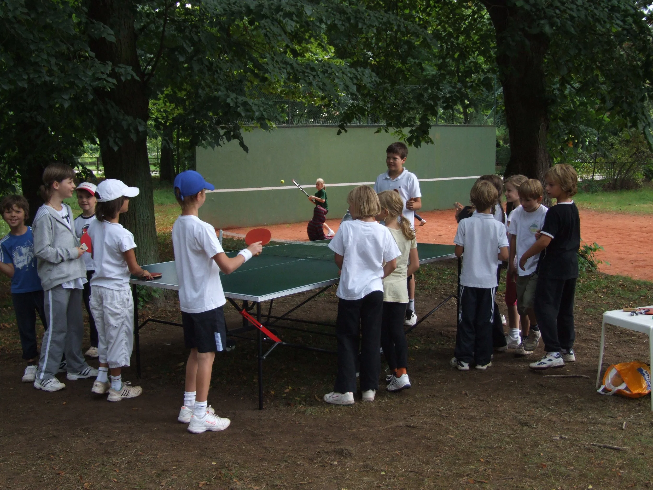 camp10_pausenbeschaeftigung-an-der-platte.jpg