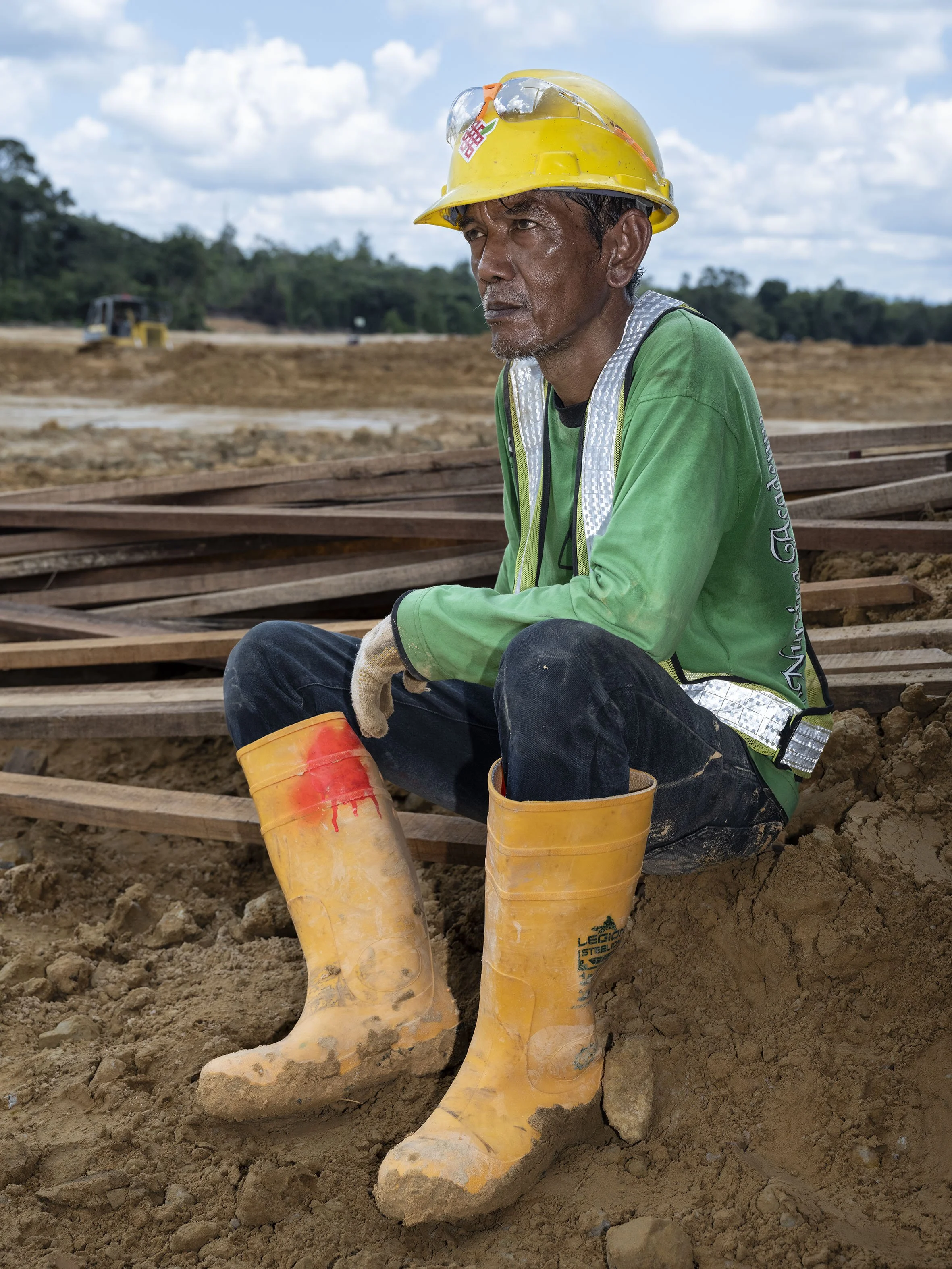 Worker at Mentawir nursery. September 1, 2022.